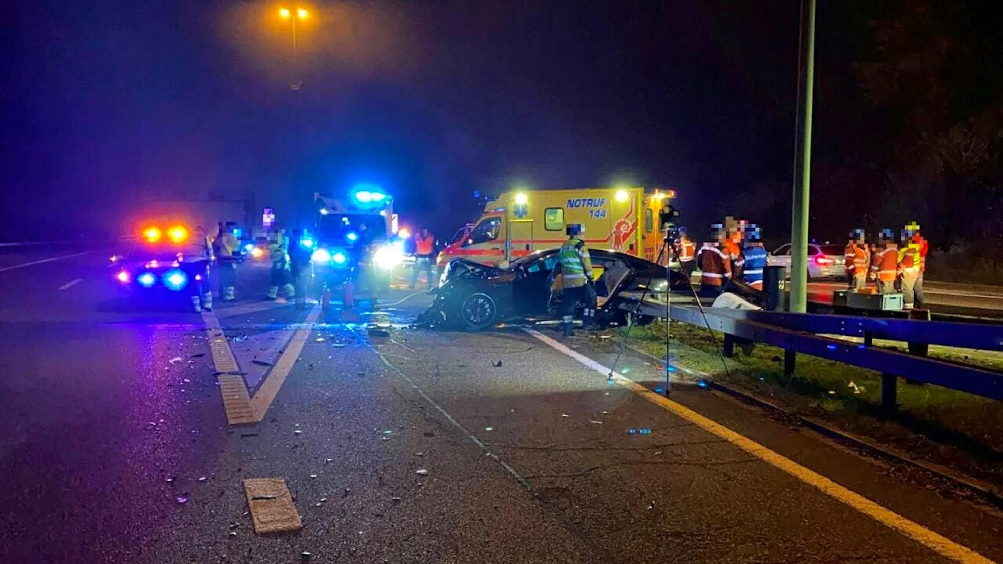 Bei einem Selbstunfall auf der A2 bei Arisdorf  ist ein 18-Jähriger ums Leben gekommen. Vier weitere junge Menschen wurden verletzt.