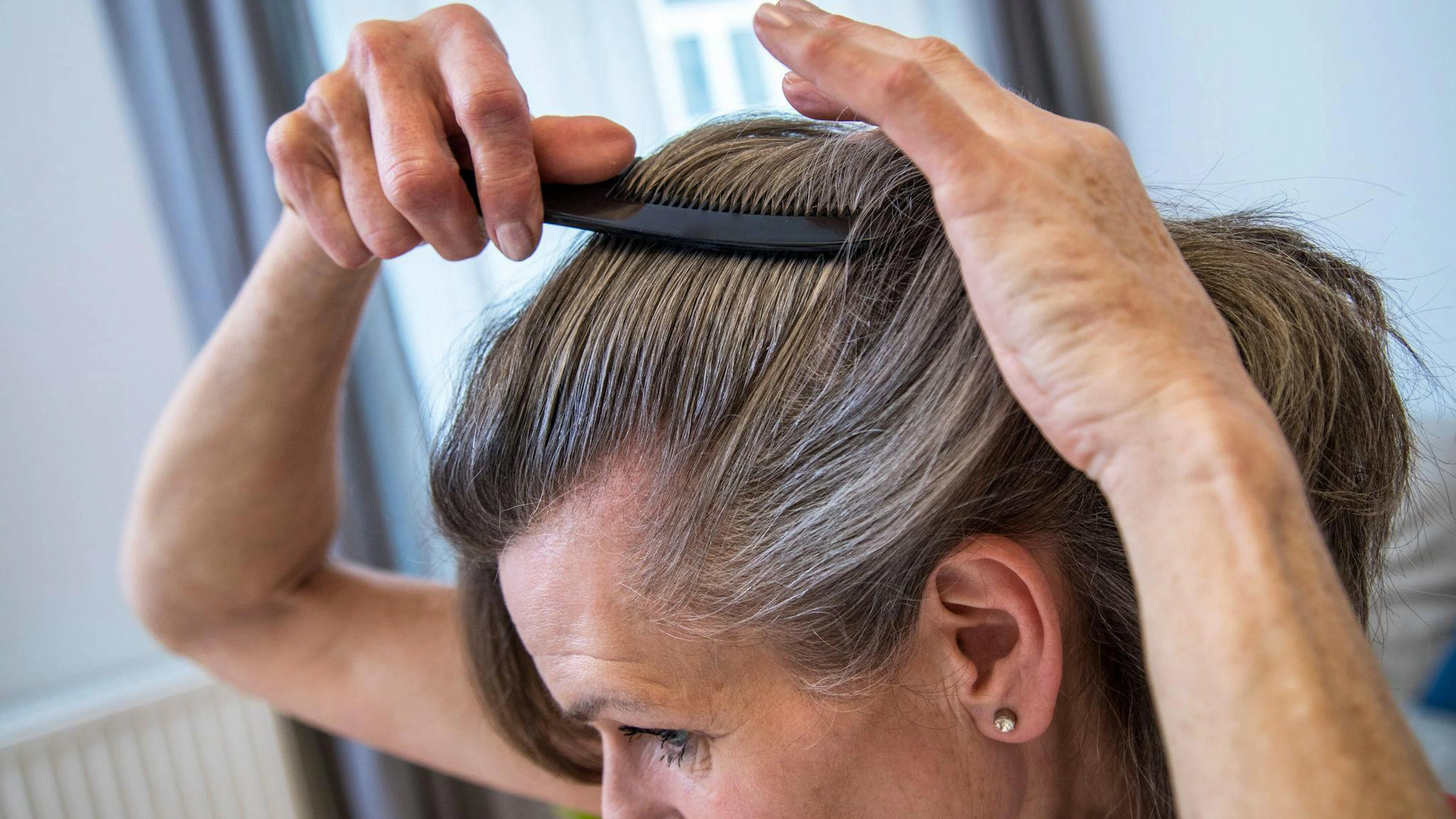 Früher oder später bekommen wir sie alle: graue Haare.