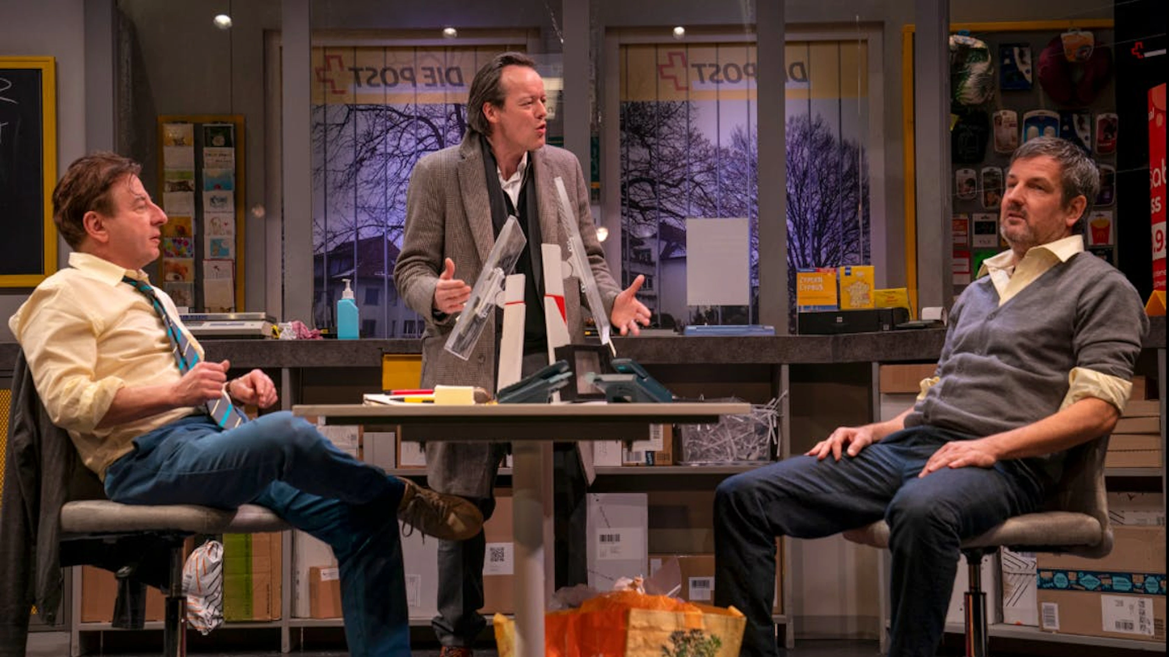 «Ich kann nur sagen, ich finde es eines unserer besten Theaterstücke»: Beat Schlatter zusammen mit Regisseur Pascal Ulli und Drehbuchautor Christoph Fellmann während den Proben für die Komödie «Ab die Post».