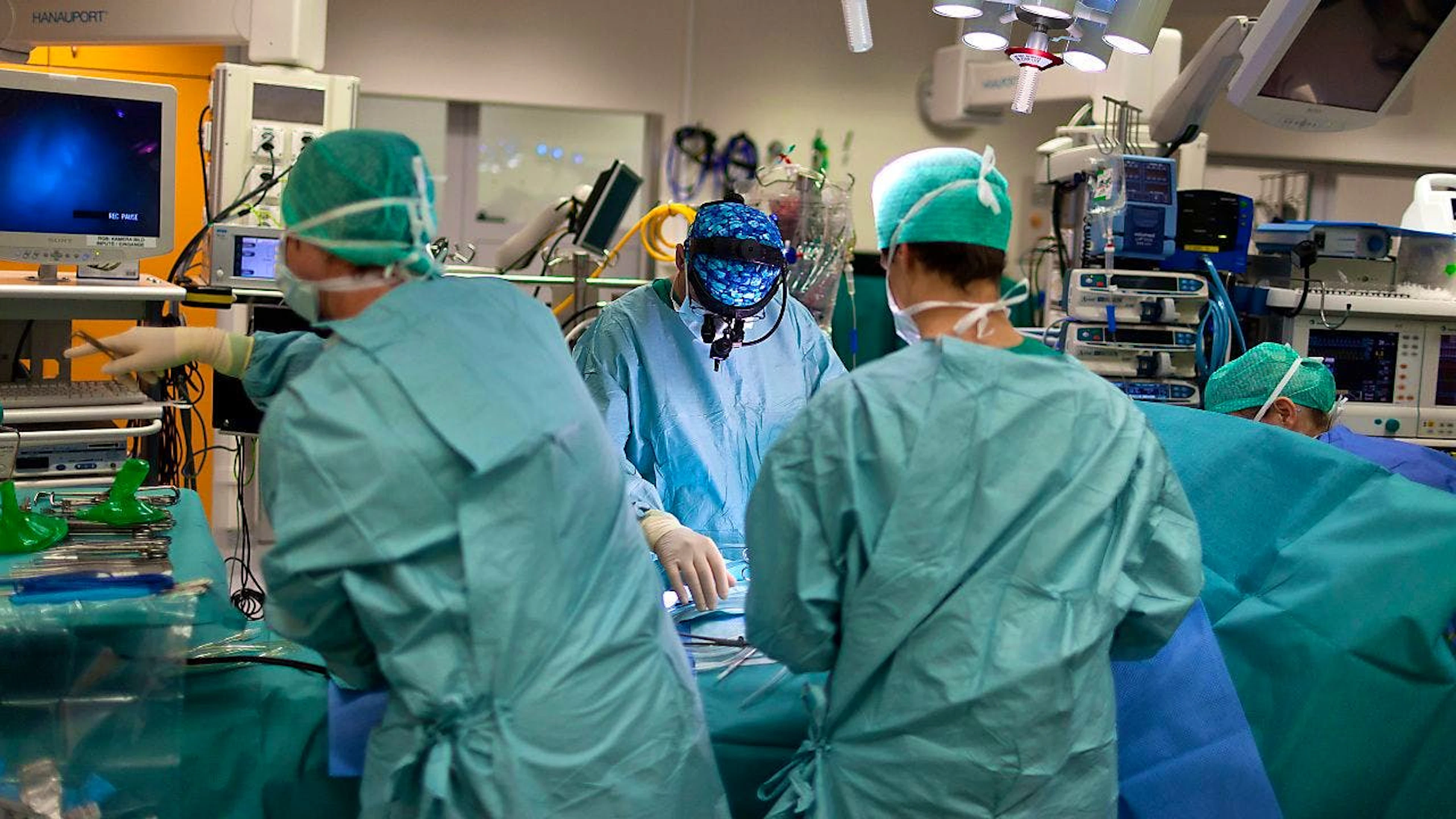 Ein Operationsaal: Ärzte verdienen immer mehr – und lassen die Prämien ansteigen.