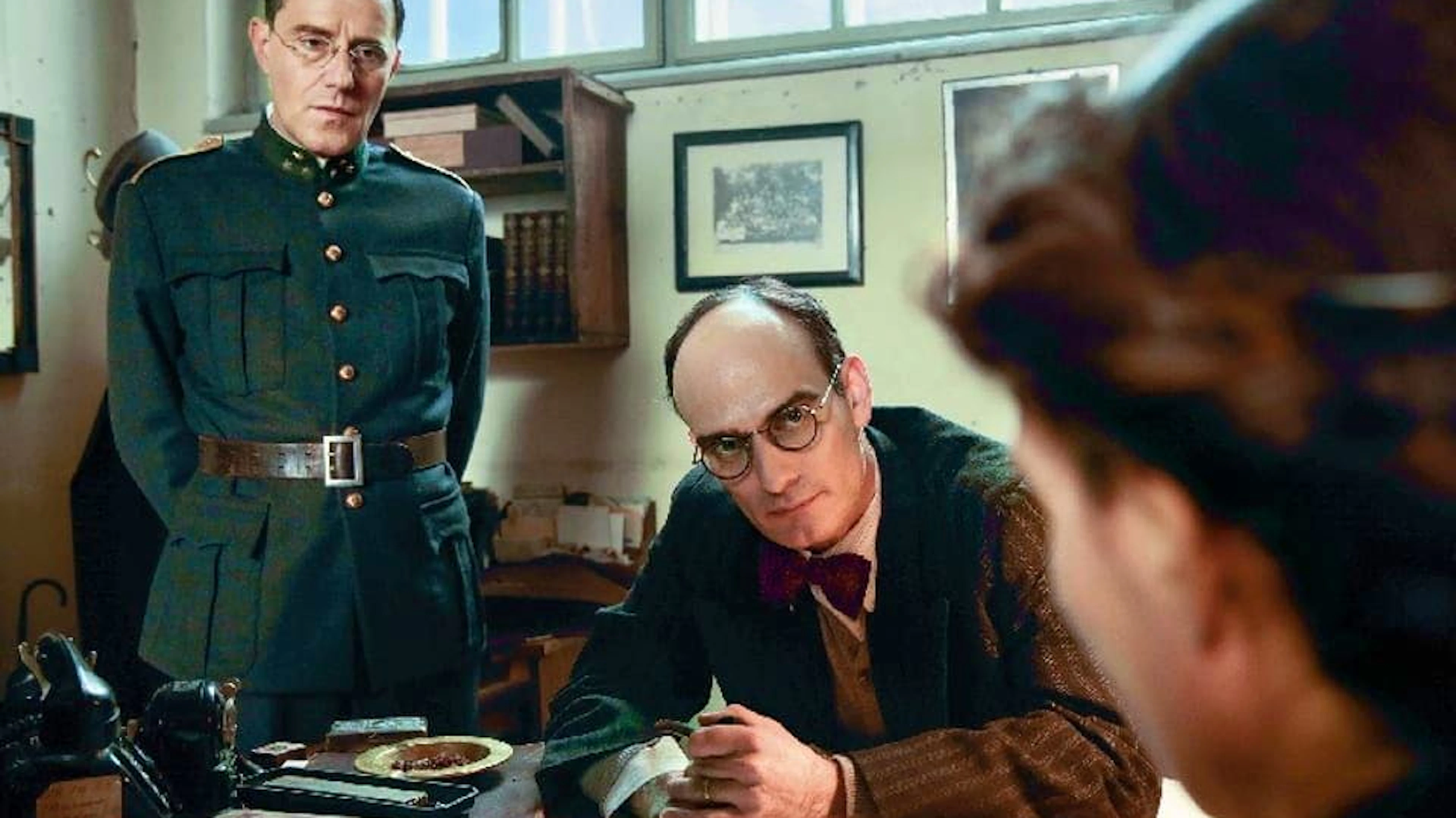 «Kann ich während eines Drehs nicht loslassen, bleibt die Szene leer, verliert mein Spiel an Qualität»: Das Bild zeigt den Schauspieler zusammen mit <a href="https://www.bluewin.ch/de/leben/lifestyle/anatole-taubman-in-drei-naechten-hatte-ich-meine-miete-zusammen-56721.html">Anatole Taubman</a> (Mitte) im Film «Die Akte Grüninger».