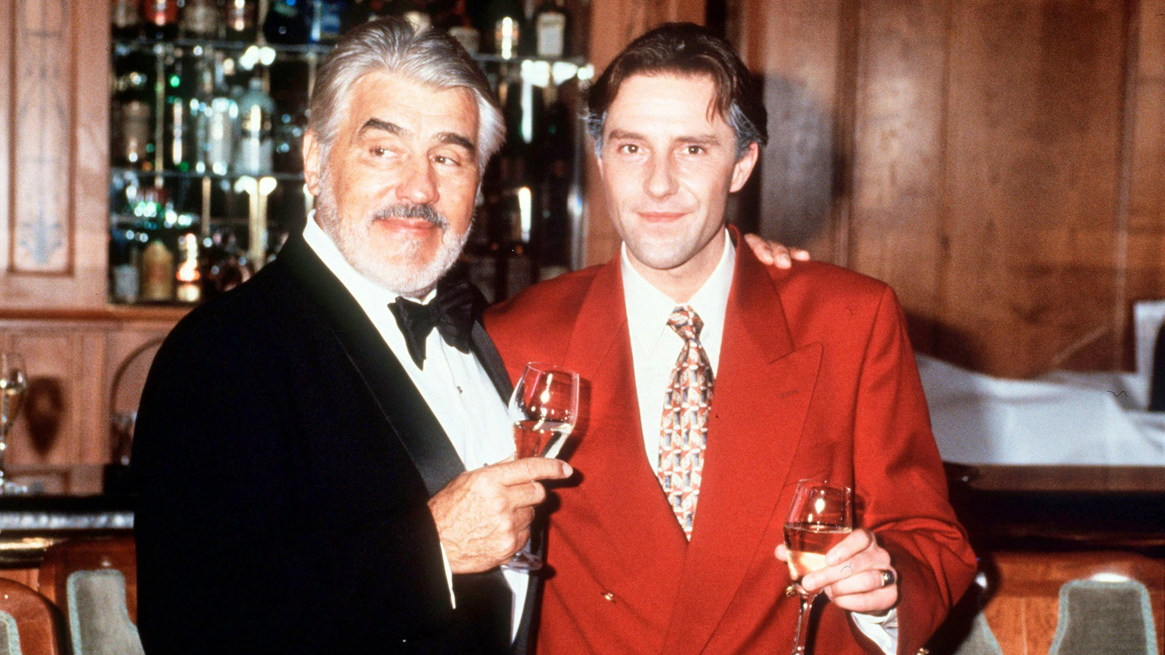 «Ich fragte mich vor den Dreharbeiten: Kann ich das überhaupt? Werde ich neben all den namhaften Kollegen bestehen können?»: Das Bild zeigt den Schauspieler auf dem Set von «Der Schattenmann» zusammen mit Mario Adorf (links).