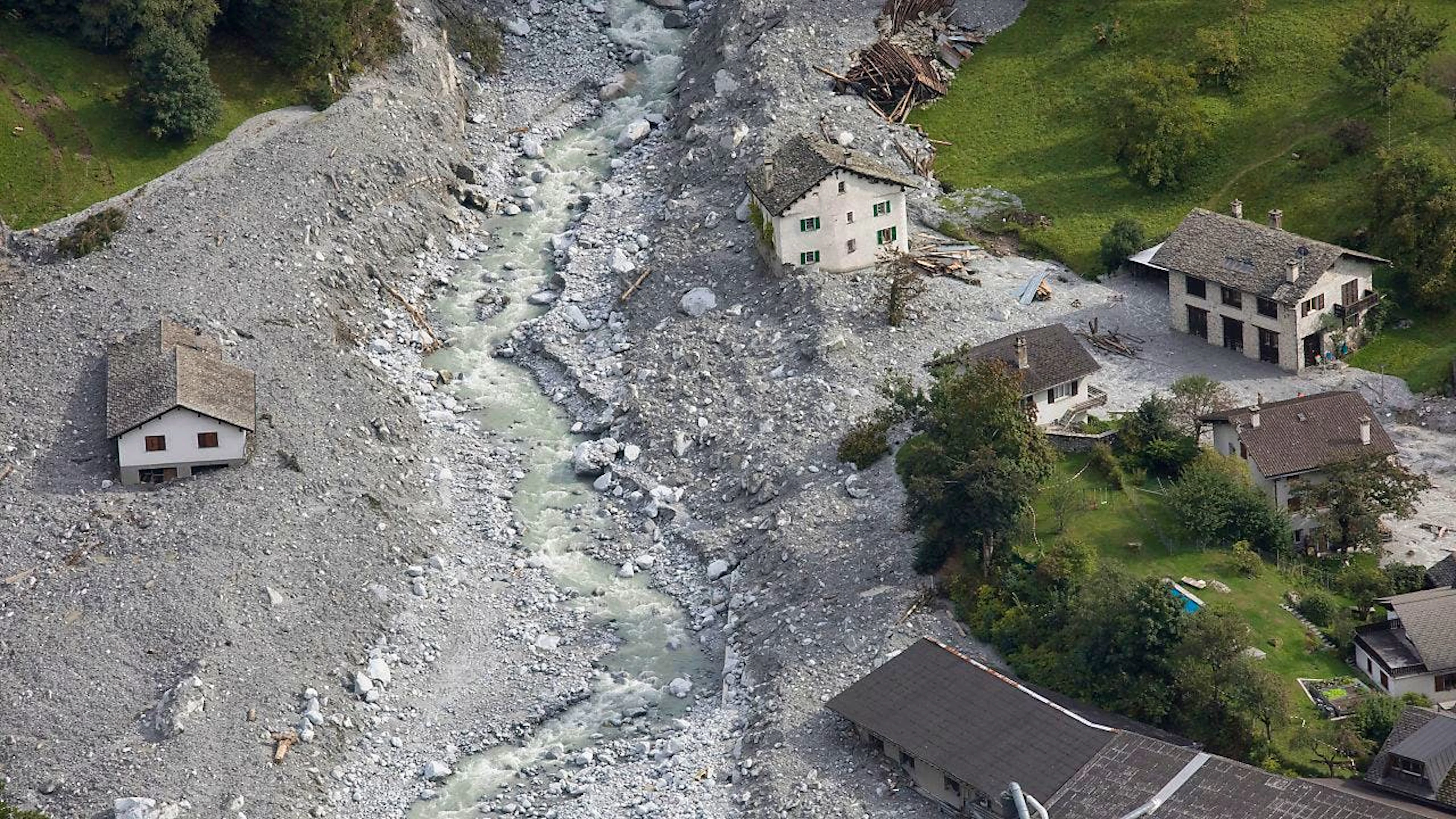 Die Murgänge nach dem Bergsturz am Piz Cengalo erreichen 2017 das Bergeller Dorf Bondo. Die Wahrscheinlichkeit für derartige Katastrophen steigt in den Bergregionen an.
