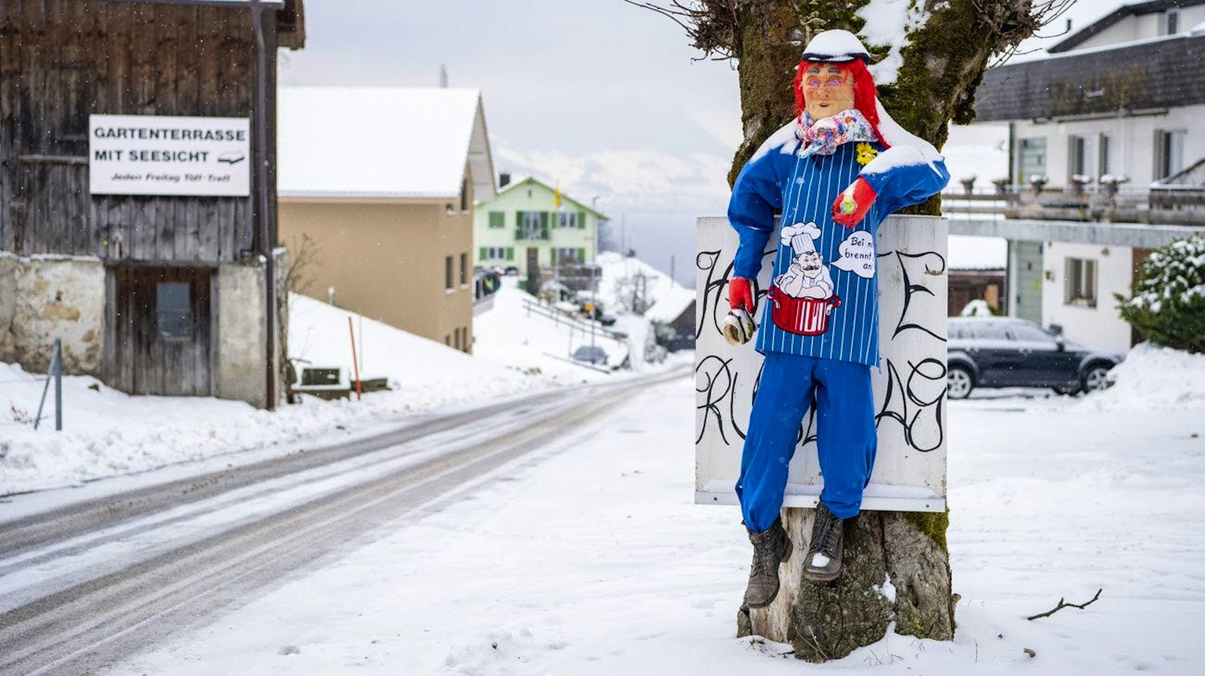 Fasnächtliche und farbenfrohe Puppen zieren das Dorf Seelisberg im Kanton Uri über die Fasnachtstage. Die Fasnacht 2021 ist im Kanton Uri aufgrund der Corona-Ppandemie praktisch verboten, es duerfen maximal nur 5 Personen unterwegs sein, aber als einer der wenigen Kantone ist in Uri das Spielen von Musikinstrumenten erlaubt. (13.02.2021)
