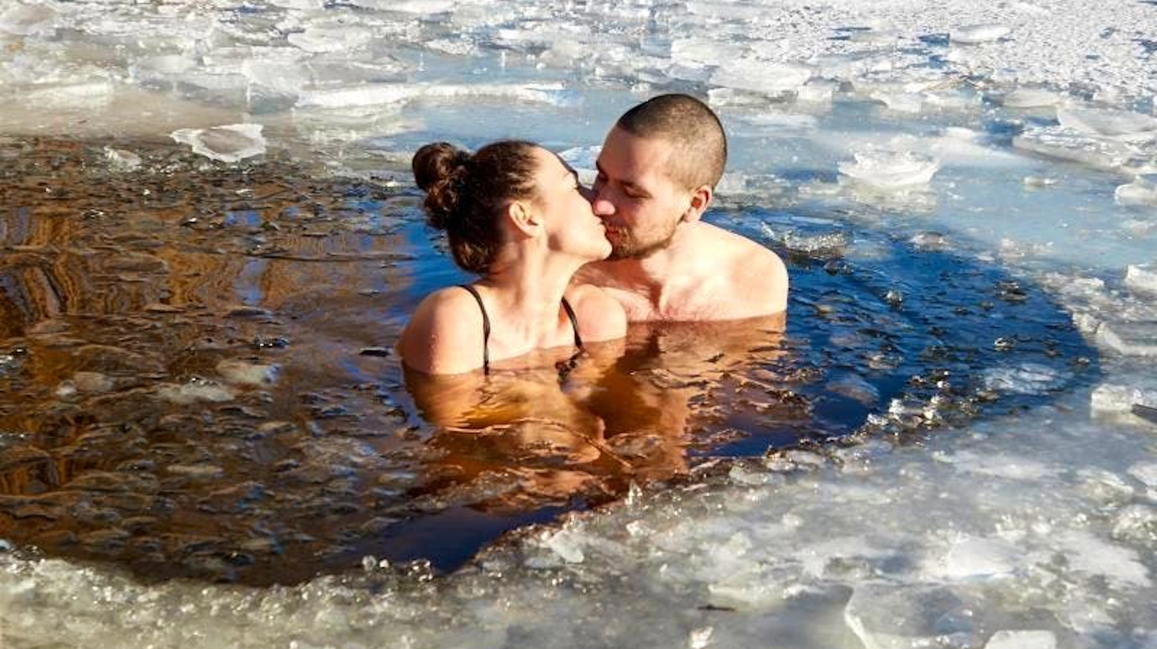 Zu zweit durch dick und dünn – und durch heiss und eiskalt: Dieses Liebespaar sprang am Valentinstag in Hamburg ins kalte Wasser.