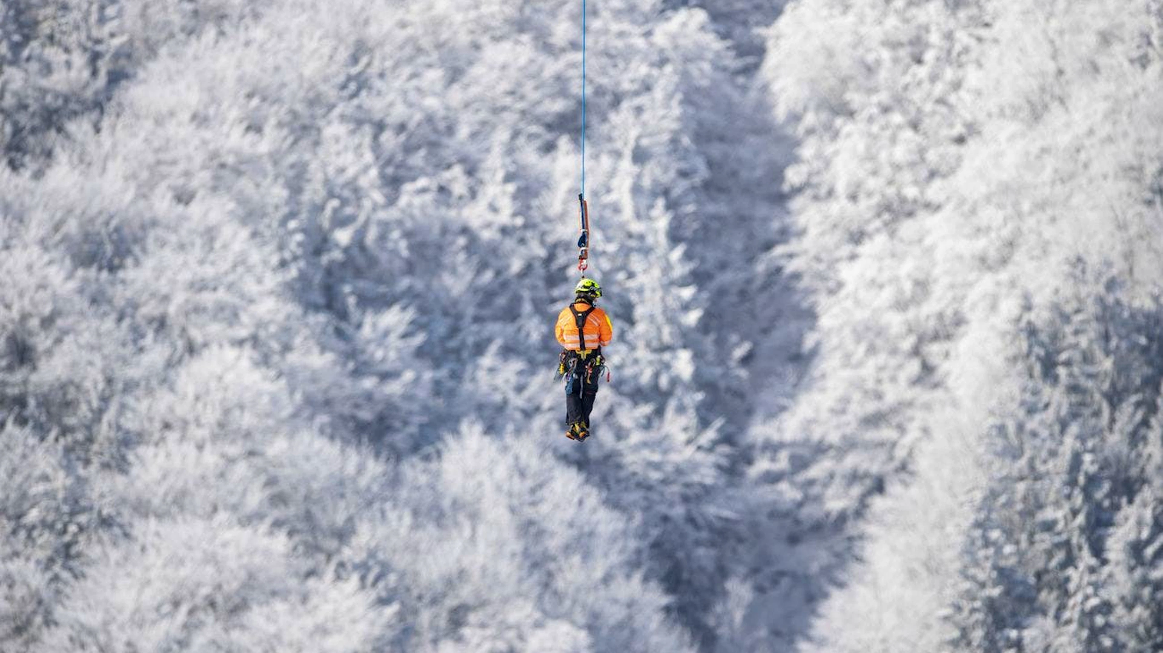 Evakuierungsaktion bei der Seilbahn Lungern-Turren in Lungern im Kanton Obwalden: Wegen einer technischen Panne mussten rund 27 Personen mit dem Helikopter gerettet werden.