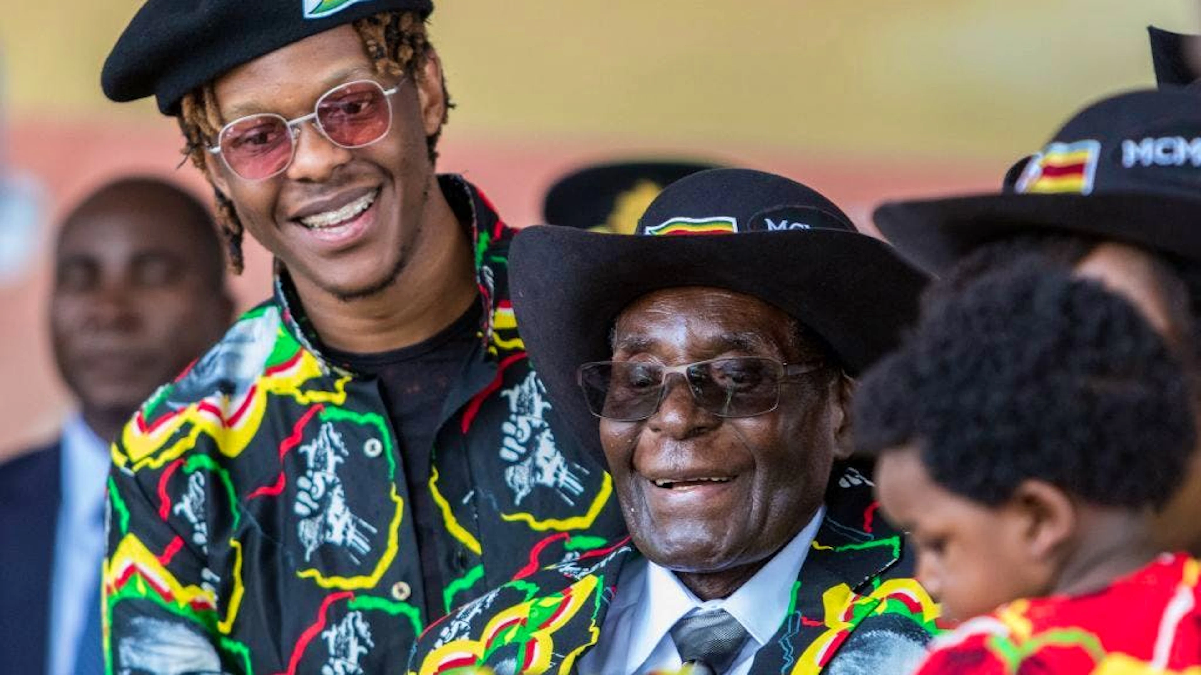 Robert Mugabe (al centro) con il figlio Robert Jr (sinistra9 poco prima del colpo di Stato che portò alla fine della presidenza di Mugabe durata 30 anni. 