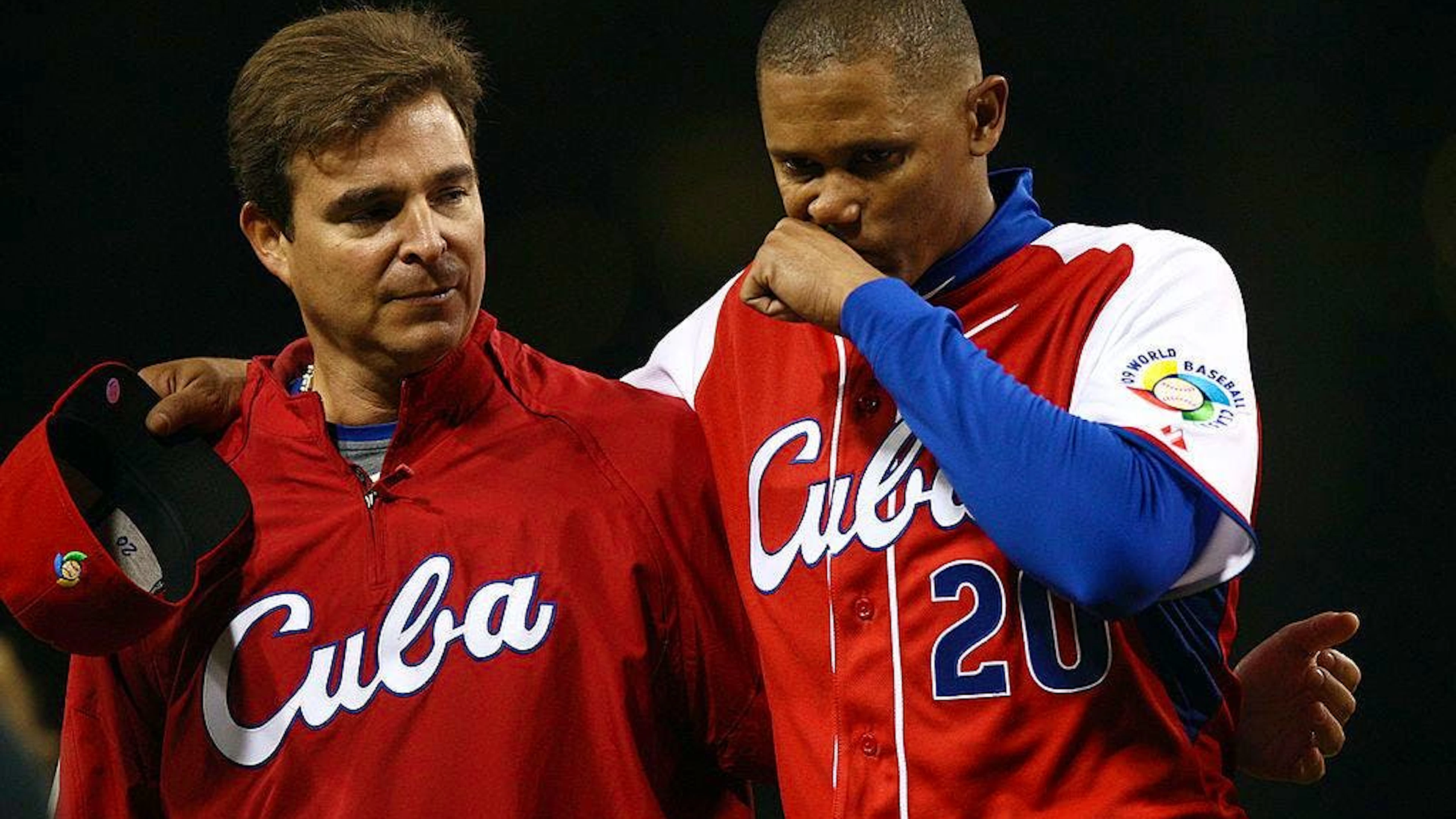 Antonio Castro (sinistra) aiuta Norge Luis Vera, gioacatore della nazionale cubana di baseball (2009)