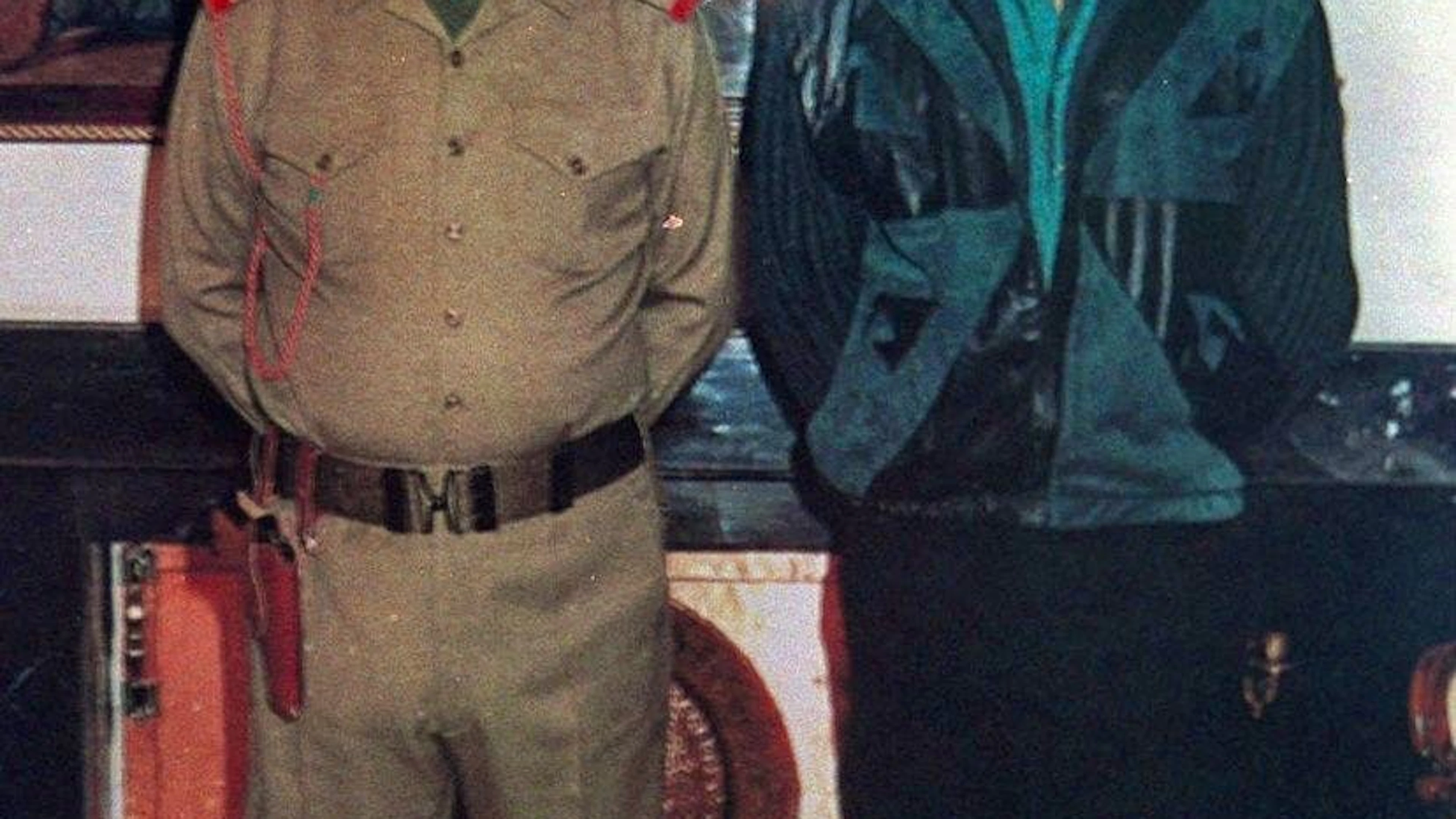 Iraqi leader Saddam Husein, left, poses with his eldest son Odai, 33, in this 1990 photo. (KEYSTONE/AP Photo/Str)