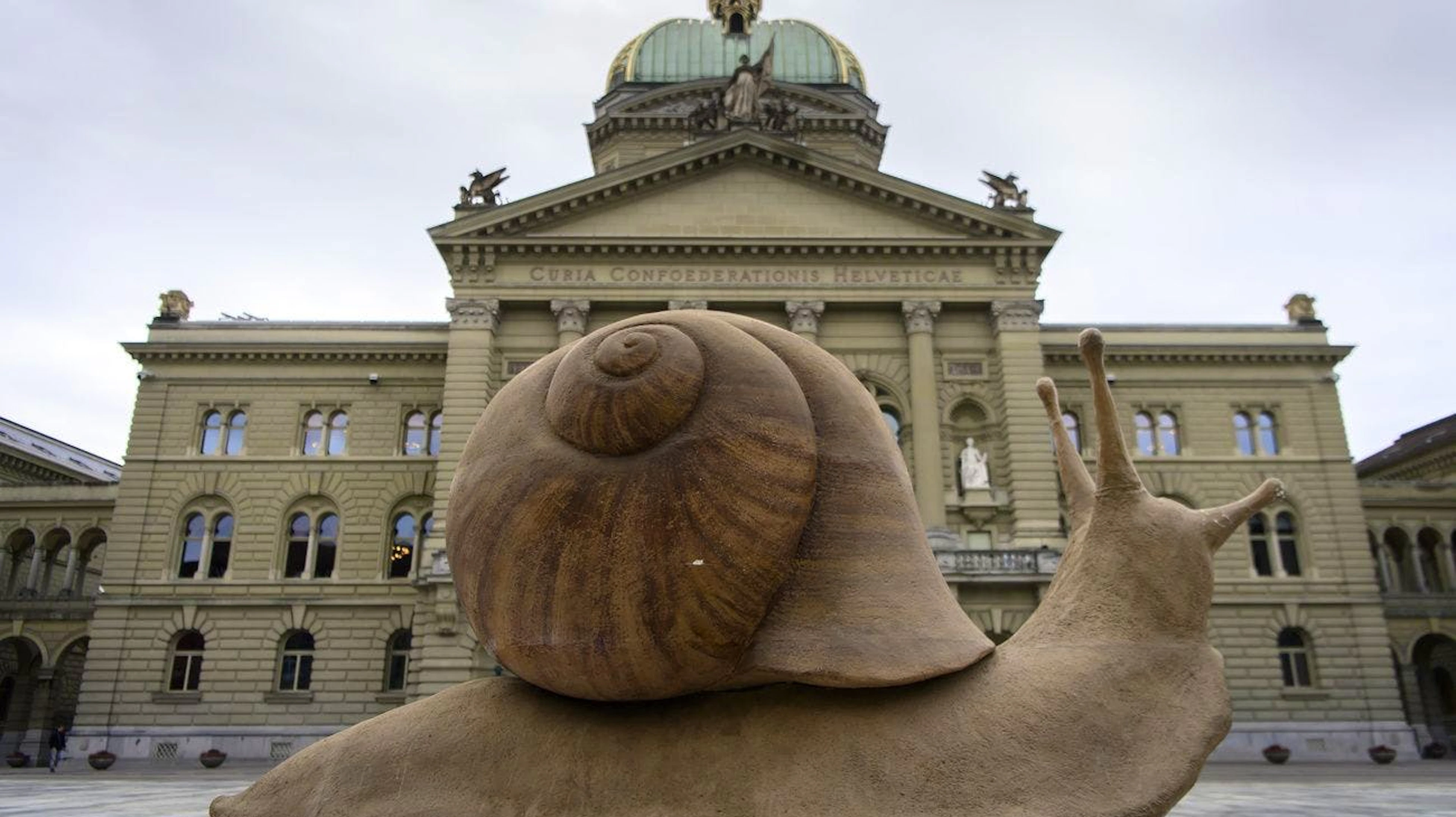 Eine Replik der Saffa-Schnecke fotografiert vor der Schweizer Nationalbank während einer Jubiläumsaktion organisiert von Bern Welcome, zu 50 Jahren Frauenstimm- und -wahlrecht. (06.02.2021)