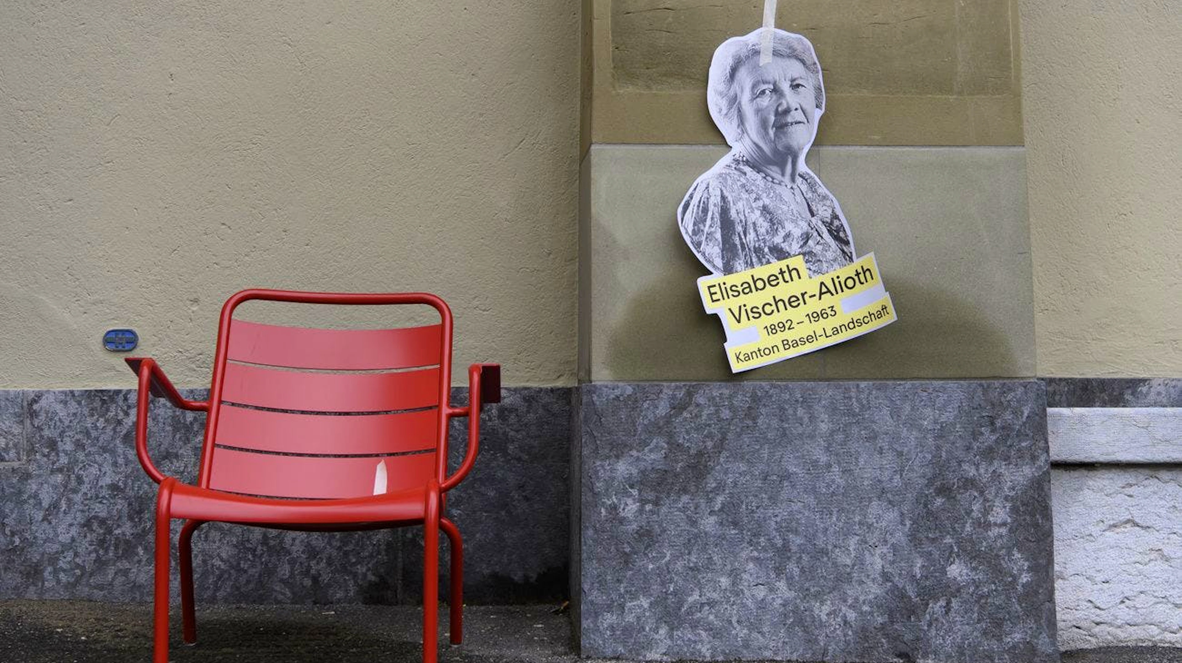 Ein Porträt von Elisabeth Vischer-Alioth wartet darauf, an eine Hauswand geklebt zu werden, während der Vorbereitungen zur Ausstellung «Hommage 2021: Porträts von mutigen Frauen in der Berner Altstadt». (06.02.2021)