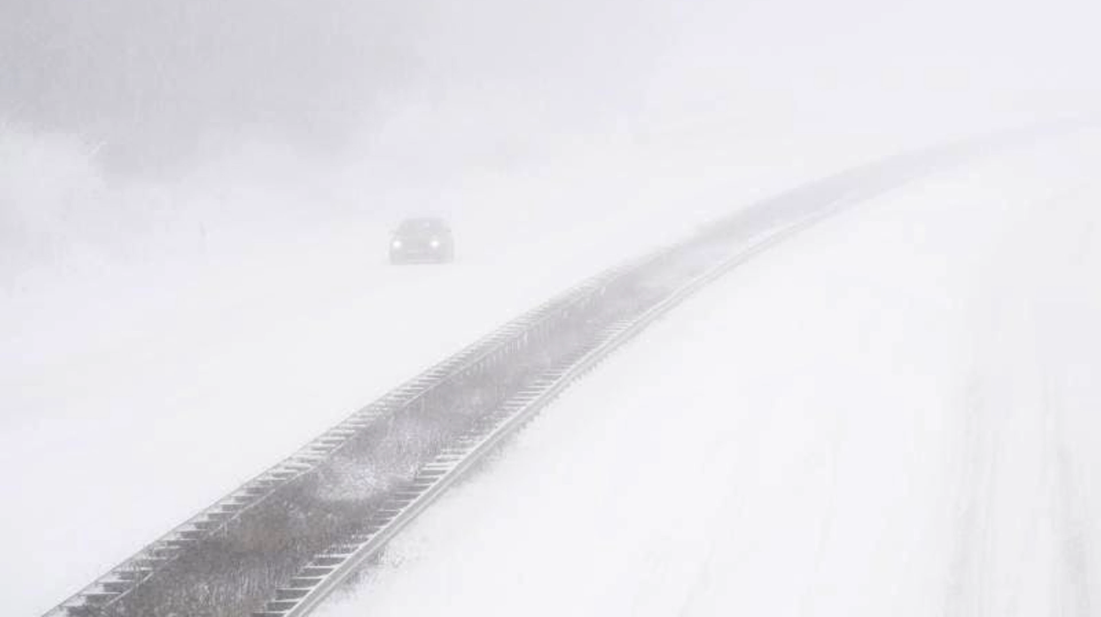 Irgendwo dort versteckt sich die A7: Nahe Hannover herrscht dichtes Schneetreiben auf der Autobahn.