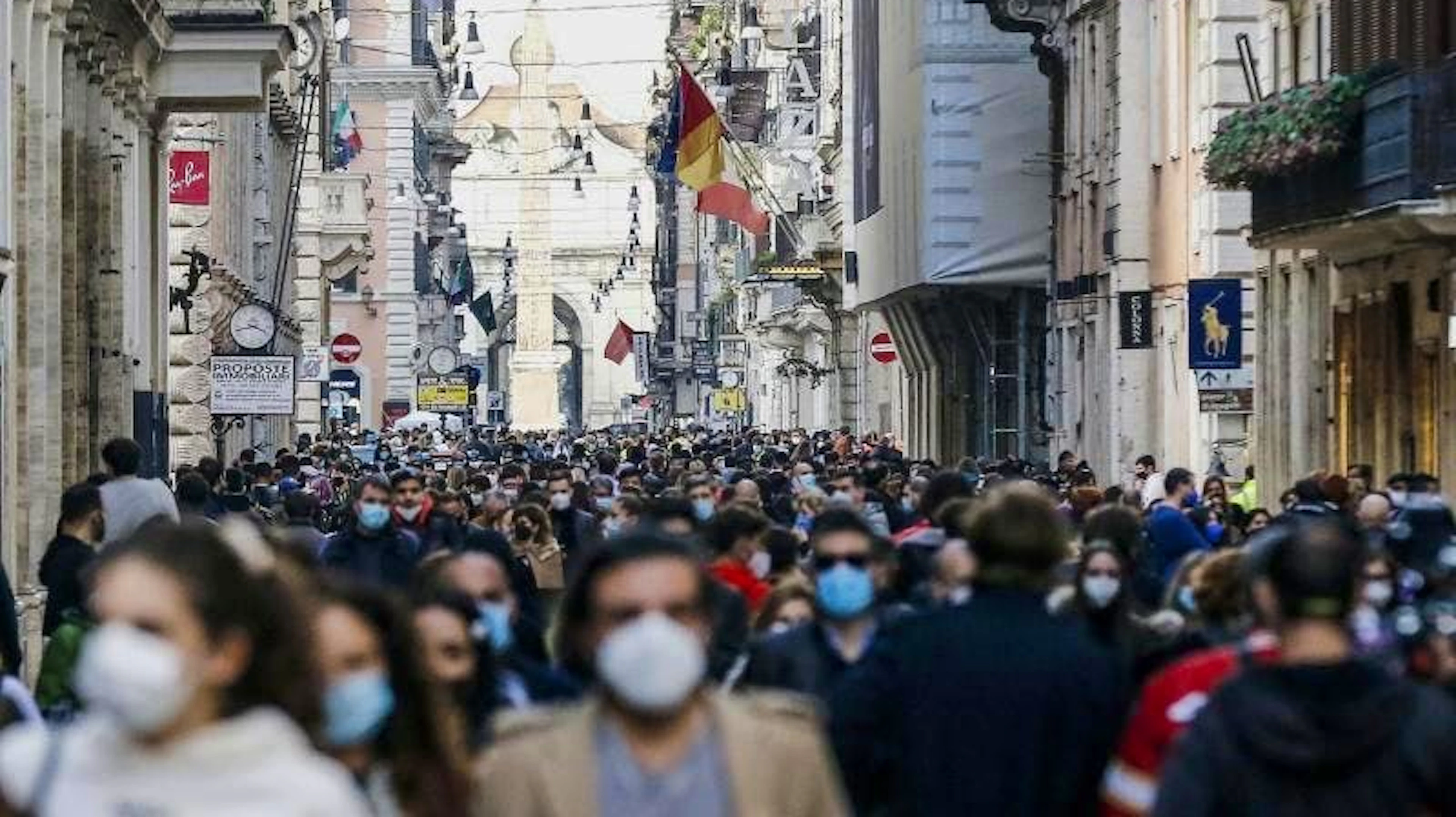 Menschen drängen sich in der Einkaufsstrasse Via del Corso in Rom nachdem die Corona-Massnahmen gelockert wurden.