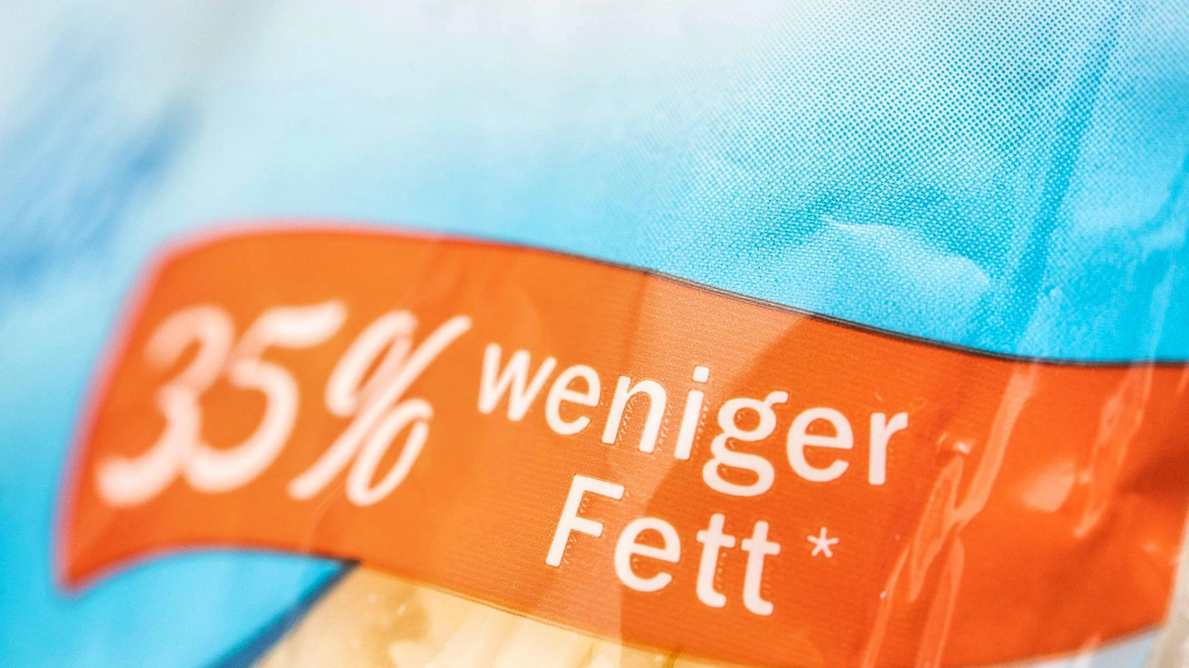 Viele Verbraucher glauben, Light-Produkte seien automatisch gesünder. Doch oft sind diese Lebensmittel grundsätzlich ungesund – ob light oder nicht. Selbst wenn Fett oder Zucker reduziert wurden, bleiben sie häufig kalorienreich oder sehr süss. Die bessere Wahl sind echte, unverarbeitete Alternativen wie Früchte und Gemüse.