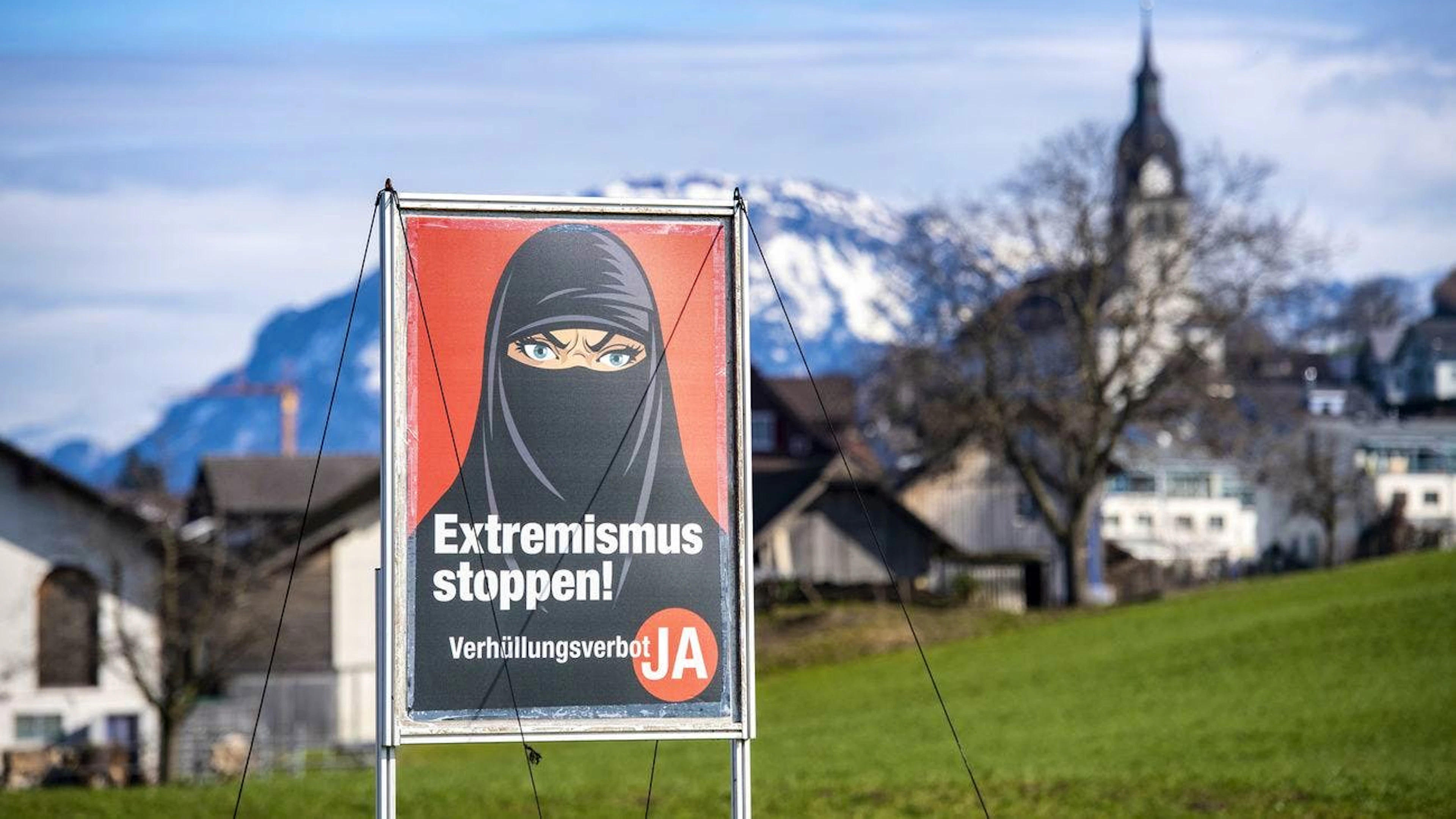 Die sogenannte Burka-Initiative ist vom Schweizer Stimmvolk am 7. März 2021 angenommen worden. Am 1. Januar 2025 tritt nun das Verhüllungsverbot in Kraft. (Archivbild)