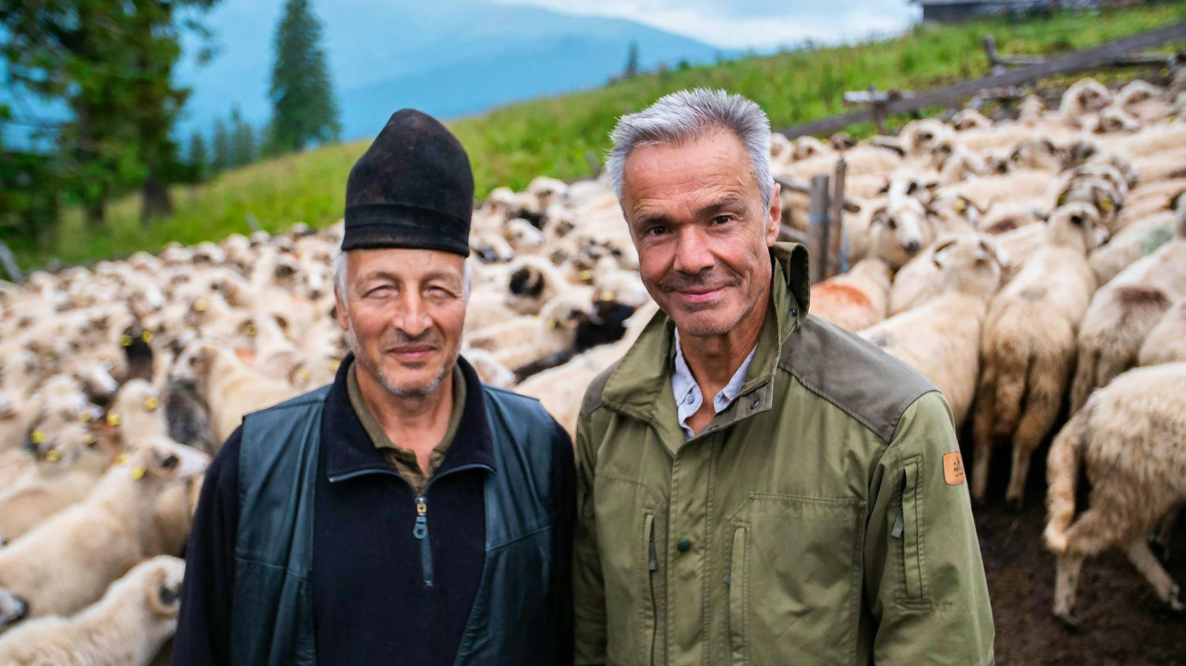 Schäfer Constantin Danula und Hannes Jaenicke in Rumänien.