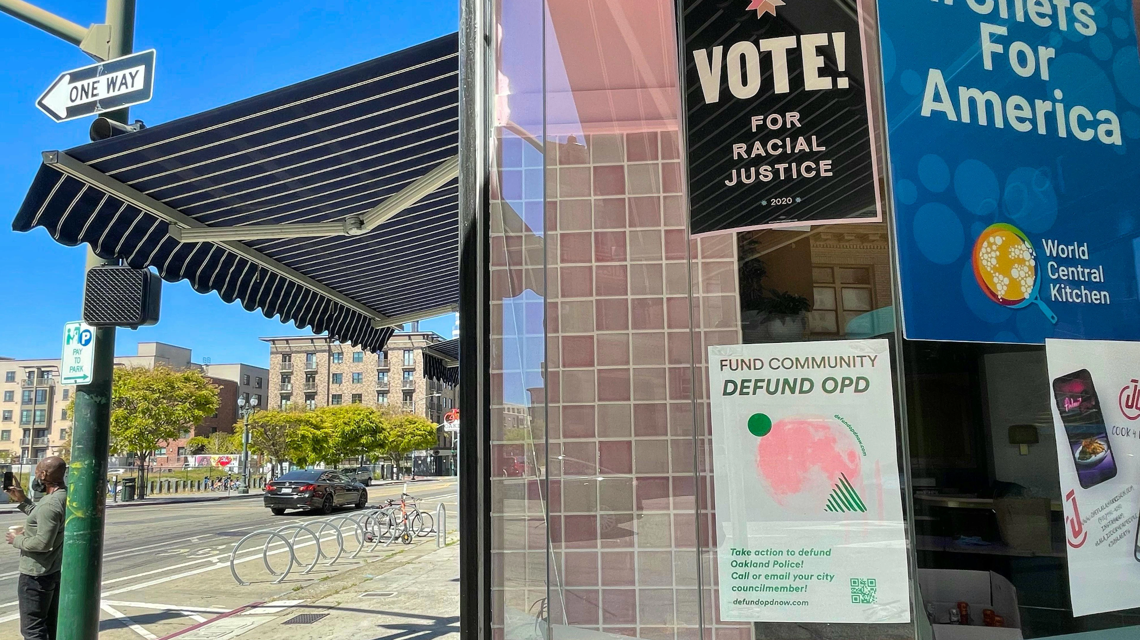 Aushang in einem Restaurant im Zentrum von Oakland: Dem Oakland Police Department sollen die Mittel entzogen werden («Defund OPD») – ein Projekt der in Oakland ansässigen Organisation Anti Police-Terror Project.