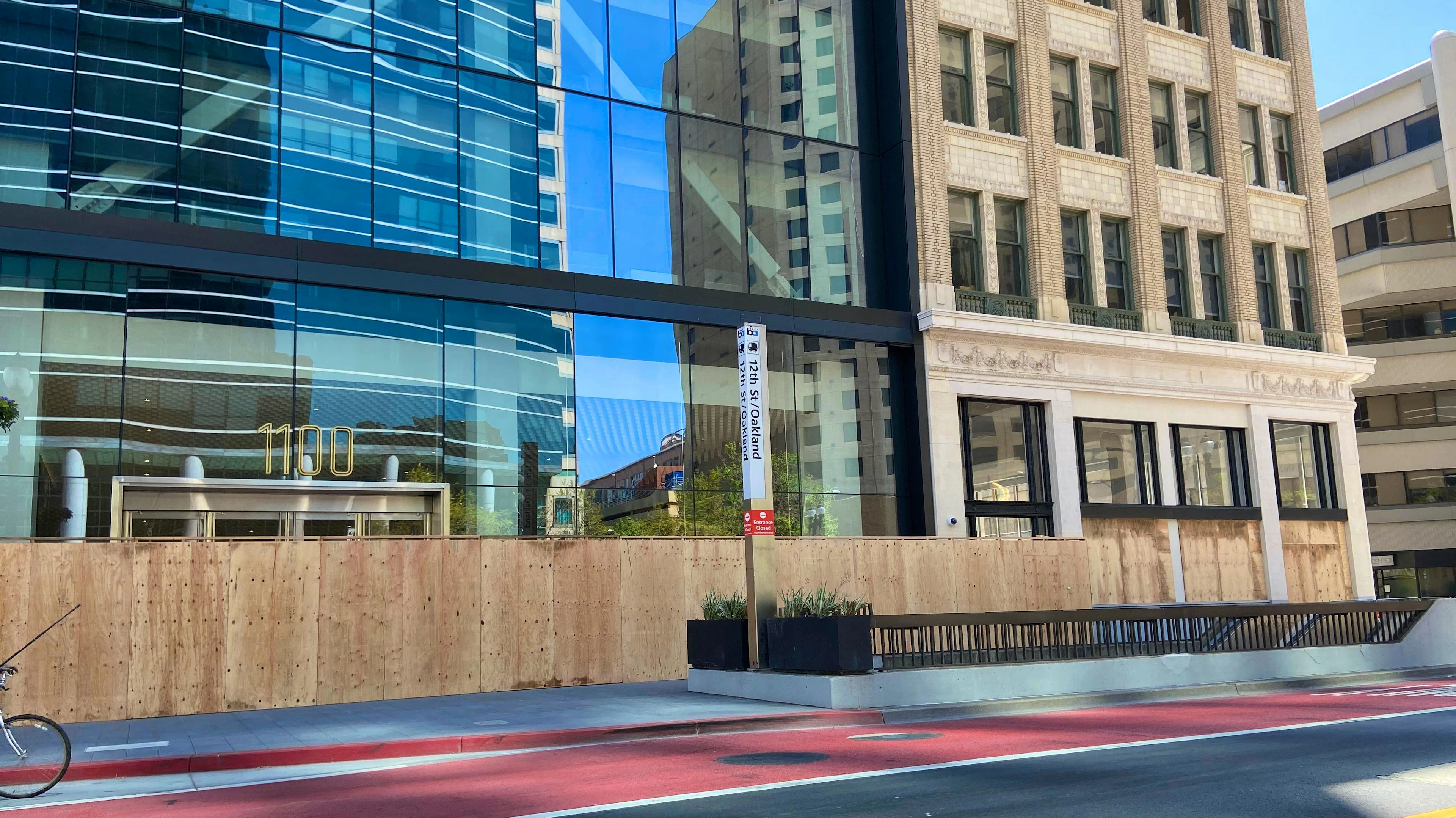 Vorbereitung auf das Ende des Chauvin-Prozesses: Am Samstag haben Arbeiter die Front des komplett sanierten Key System Building im Zentrum von Oakland mit Brettern vernagelt.