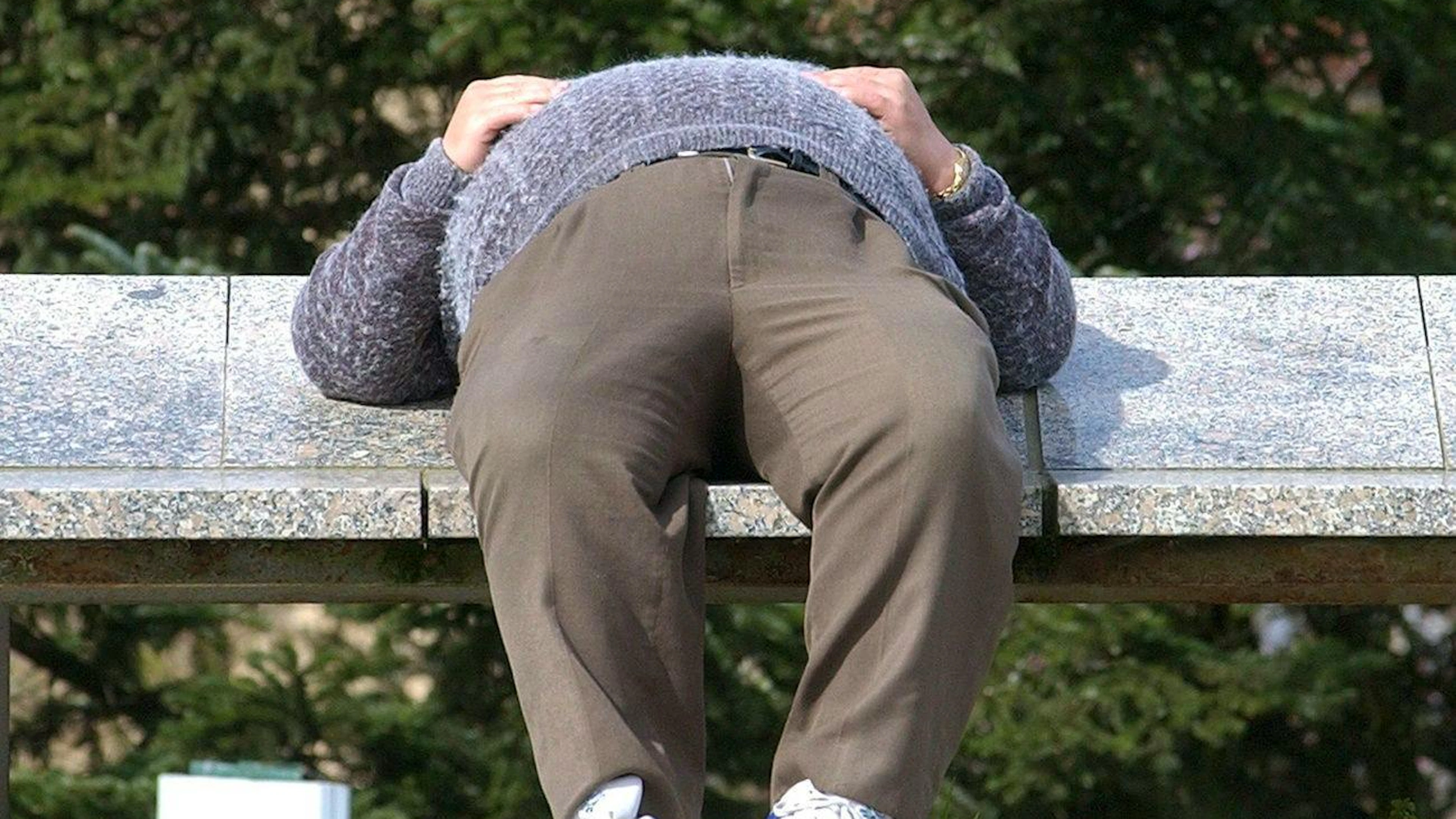Power-Nap auf der Parkbank: Gut möglich, dass die Frühjahrsmüdigkeit hier zugeschlagen hat.
