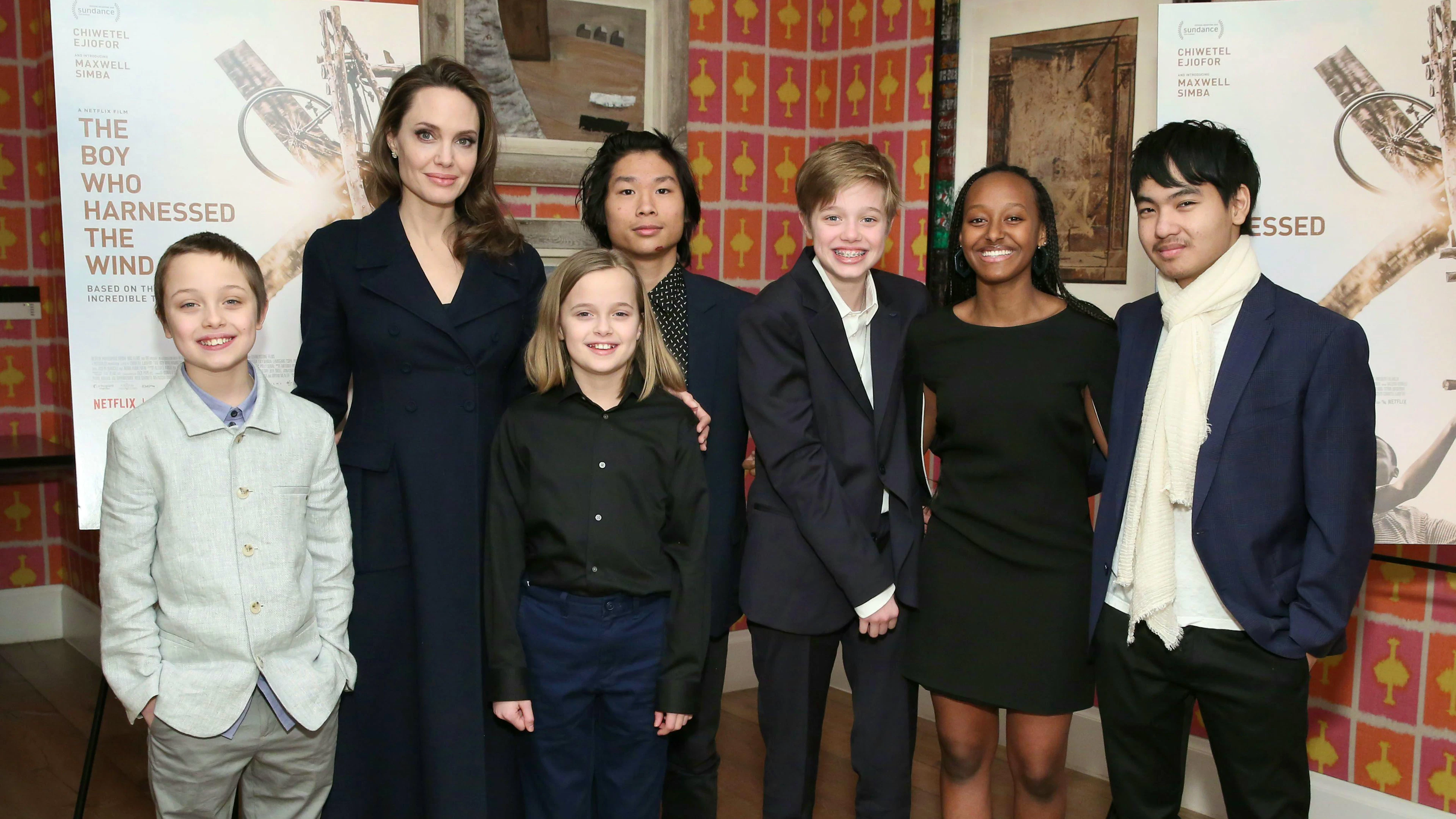 Die Familie von Angelina Jolie im Februar 2019 in New York an einem Anlass: Knox Leon Jolie-Pitt, Angelina Jolie, Vivienne Marcheline Jolie-Pitt, Pax Thien Jolie-Pitt, Shiloh Nouvel Jolie-Pitt, Zahara Marley Jolie-Pitt and Maddox Chivan Jolie-Pitt (v. l. n. r).
