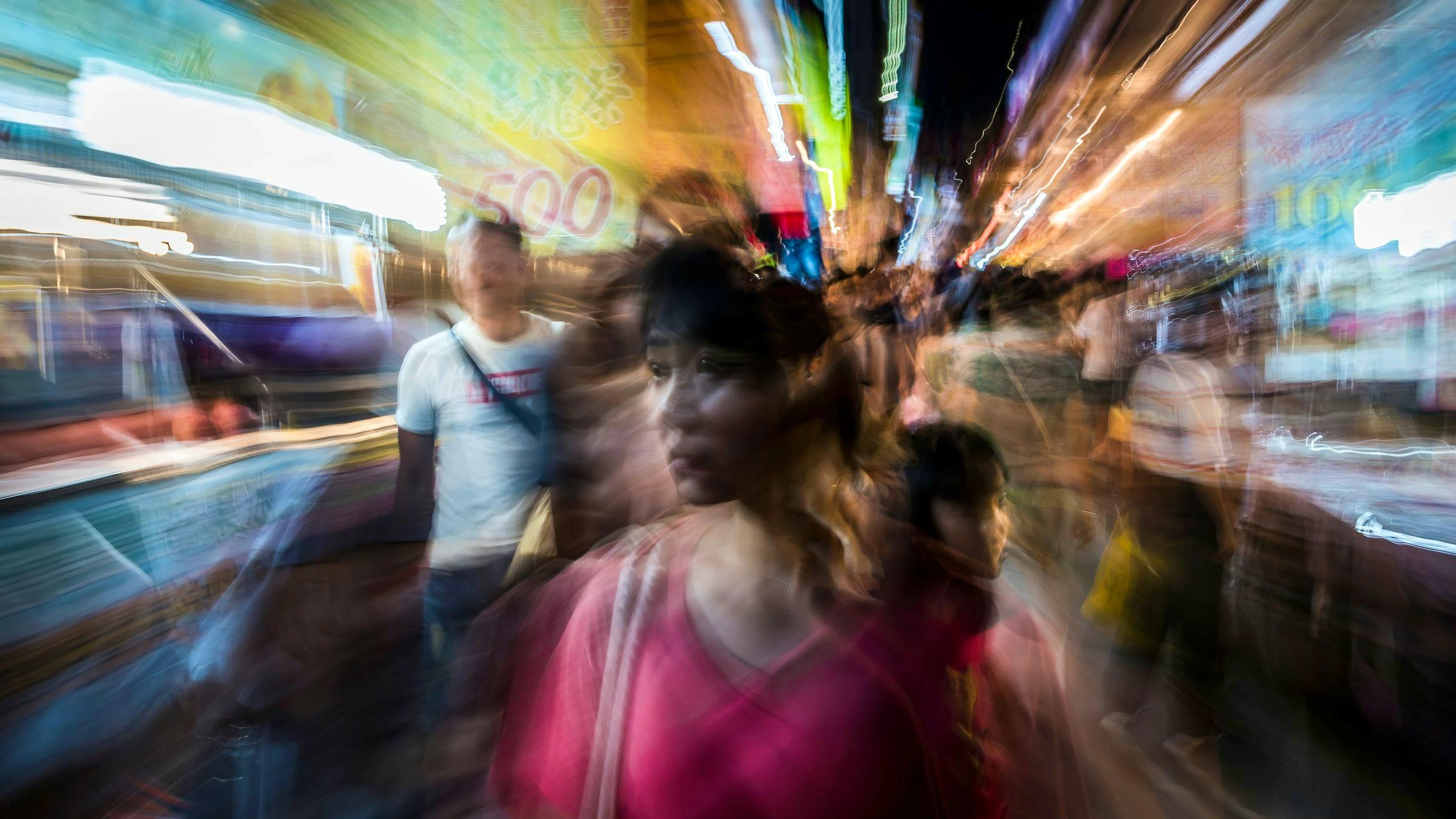 Für viele Menschen mit chinesischem Kulturhintergrund ist der Glaube an das Leben nach dem Tod fundamental. Das ganze Jahr über wachen die Seelen der Verstorbenen vom Diesseits aus über das Leben der Menschen auf der irdischen Welt. Sind die Bewohner der Parallelwelt zufrieden, sind auch die dualen Kräfte Yin und Yang im Gleichgewicht.