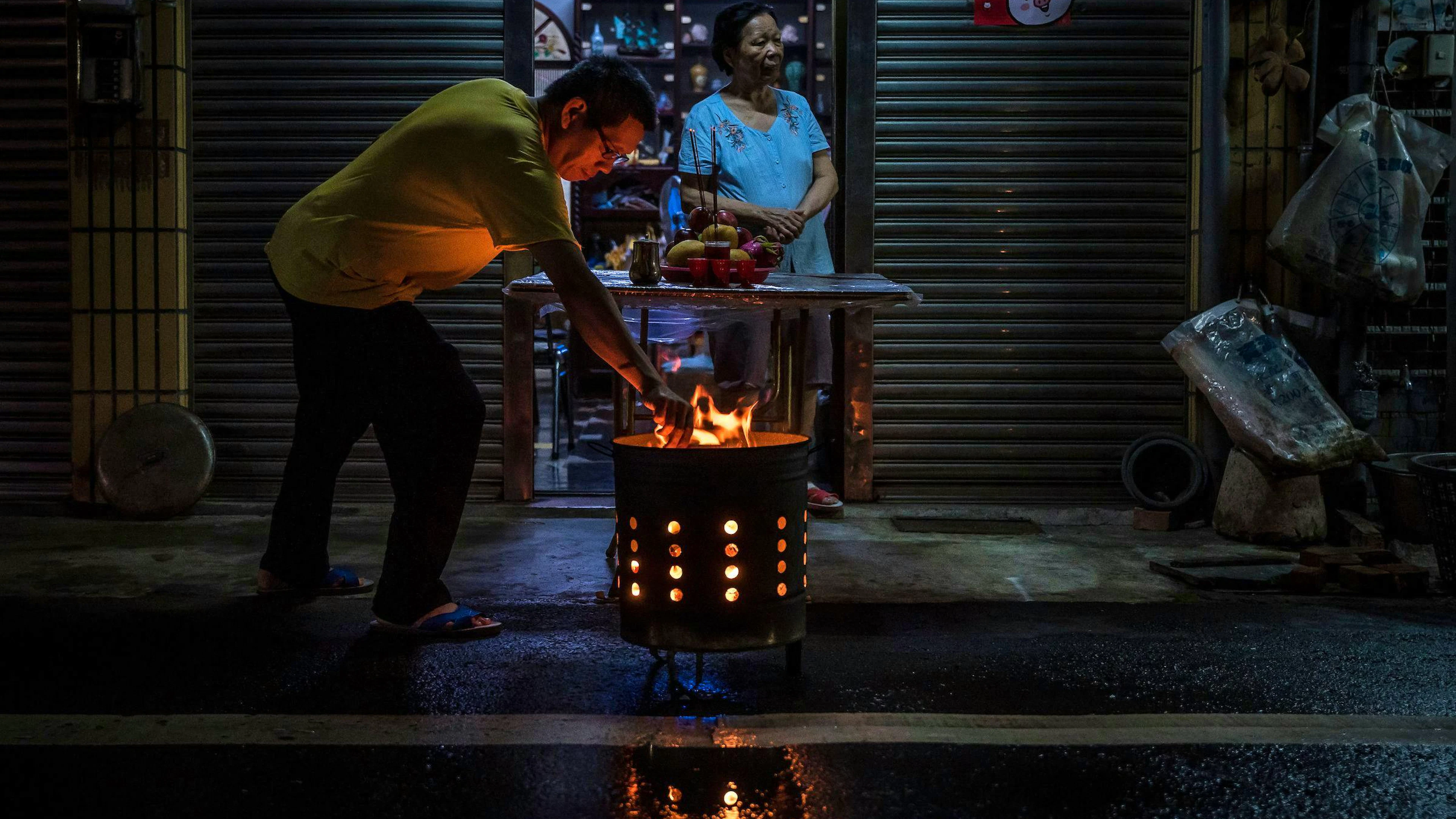 Mit zweiwöchentlichen Ritualen huldigen die Taiwaner den Vorfahren. Fein zubereitete Mahlzeiten, aber auch Fertignudeln, Kekse, Früchte, Zigaretten und Süssgetränke zieren die provisorisch aufgestellten Opfertische. Zum Schluss einer jeden Zeremonie wird haufenweise Räucherpapier kremiert, das Feuer transportiert es in die Parallelwelt.