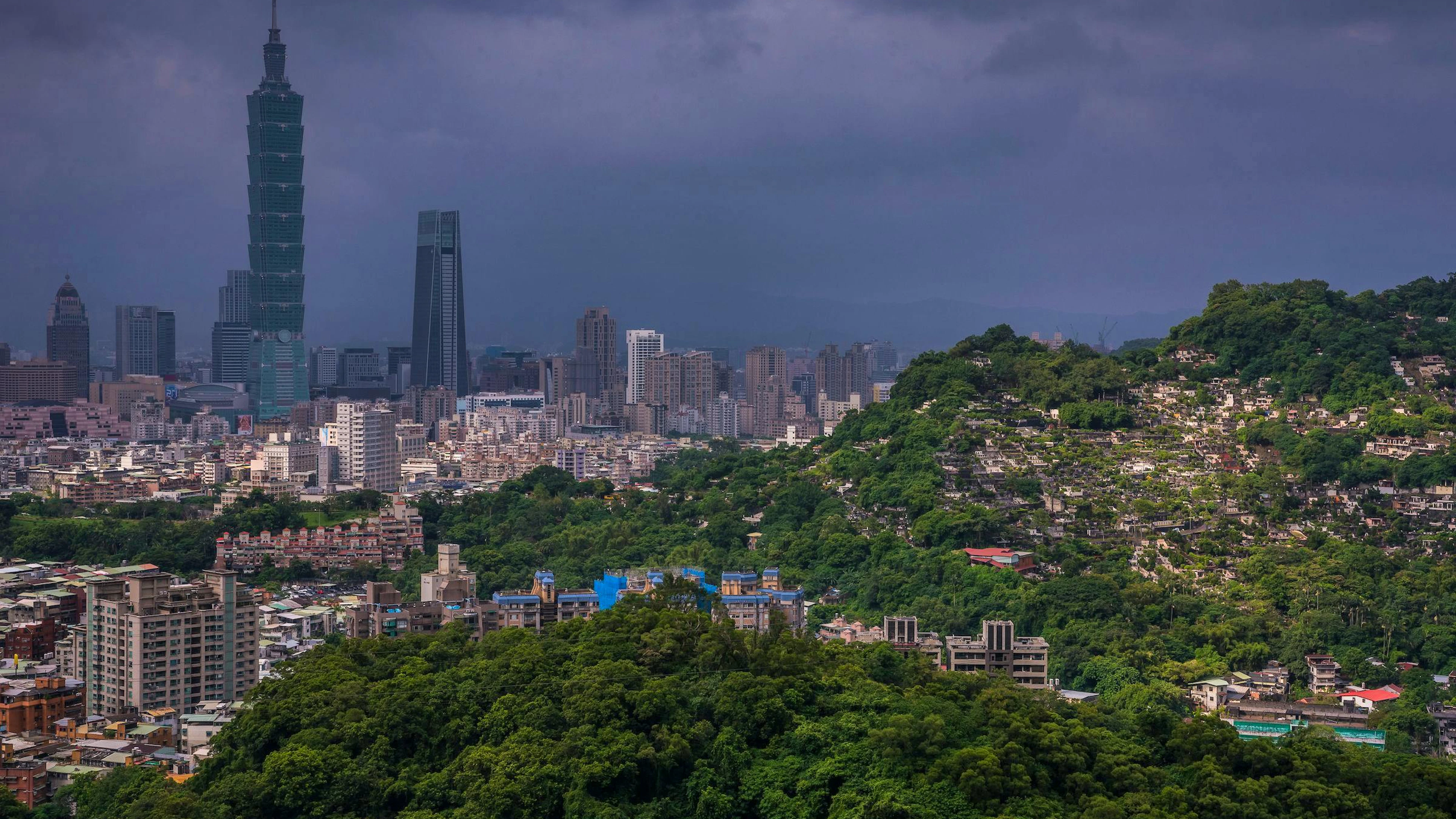 Trotz der unmittelbaren Nähe zur Volksrepublik China hat es Taiwan geschafft unabhängig zu bleiben. Inzwischen anerkennen nur 17 andere Staaten diese Souveränität. Die Taiwaner unterjochen sich oft einem hektischen Alltag, dominiert von Zeitmangel und einem unstillbaren Durst nach Prosperität.