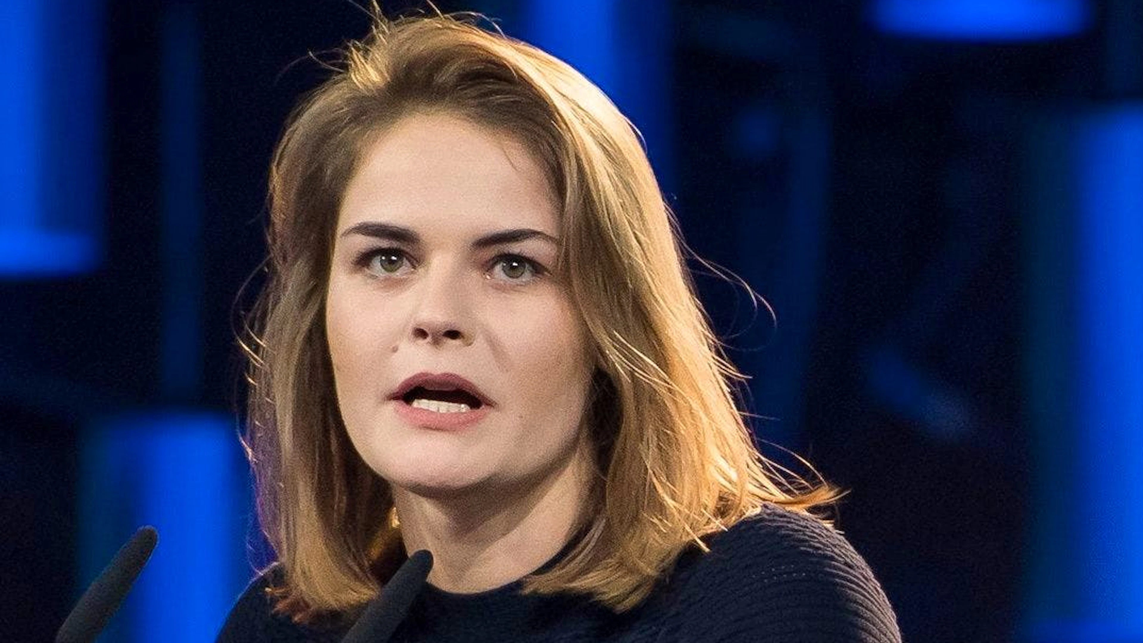 Für Comedian Hazel Brugger verläuft der Bau ihres Hauses turbulent.