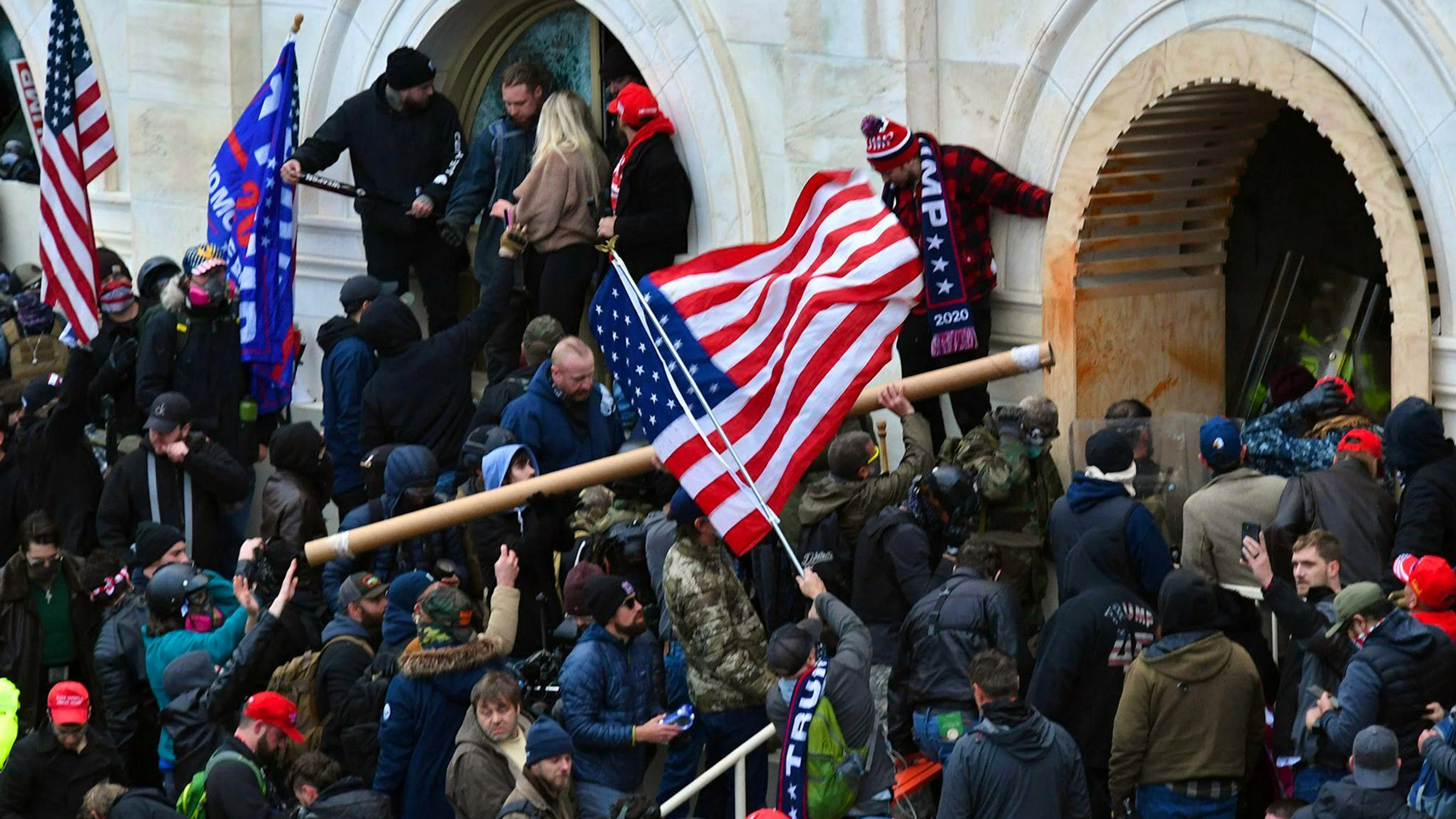 Am 6. Januar dieses Jahres stürmt ein wütender Mob das US-Kapitol, angestachelt durch eine Rede des abgewählten US-Präsidenten Donald J. Trump.
