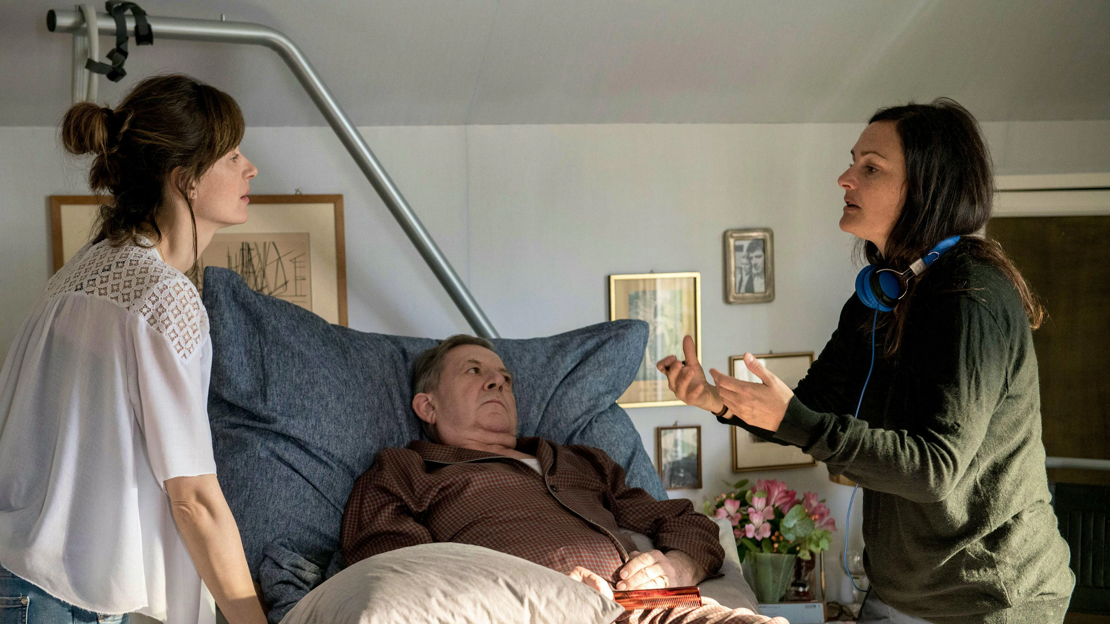 «Als Filmemacherin bin ich es gewohnt, dass das Wetter ab und an nicht mitspielt. Die viel stressigere Komponente ist, dass man während Dreharbeiten ständig zu wenig Zeit hat»: Bettina Oberli mit Agnieszka Grochowska und André Jung auf dem Filmset von «Wanda, mein Wunder».