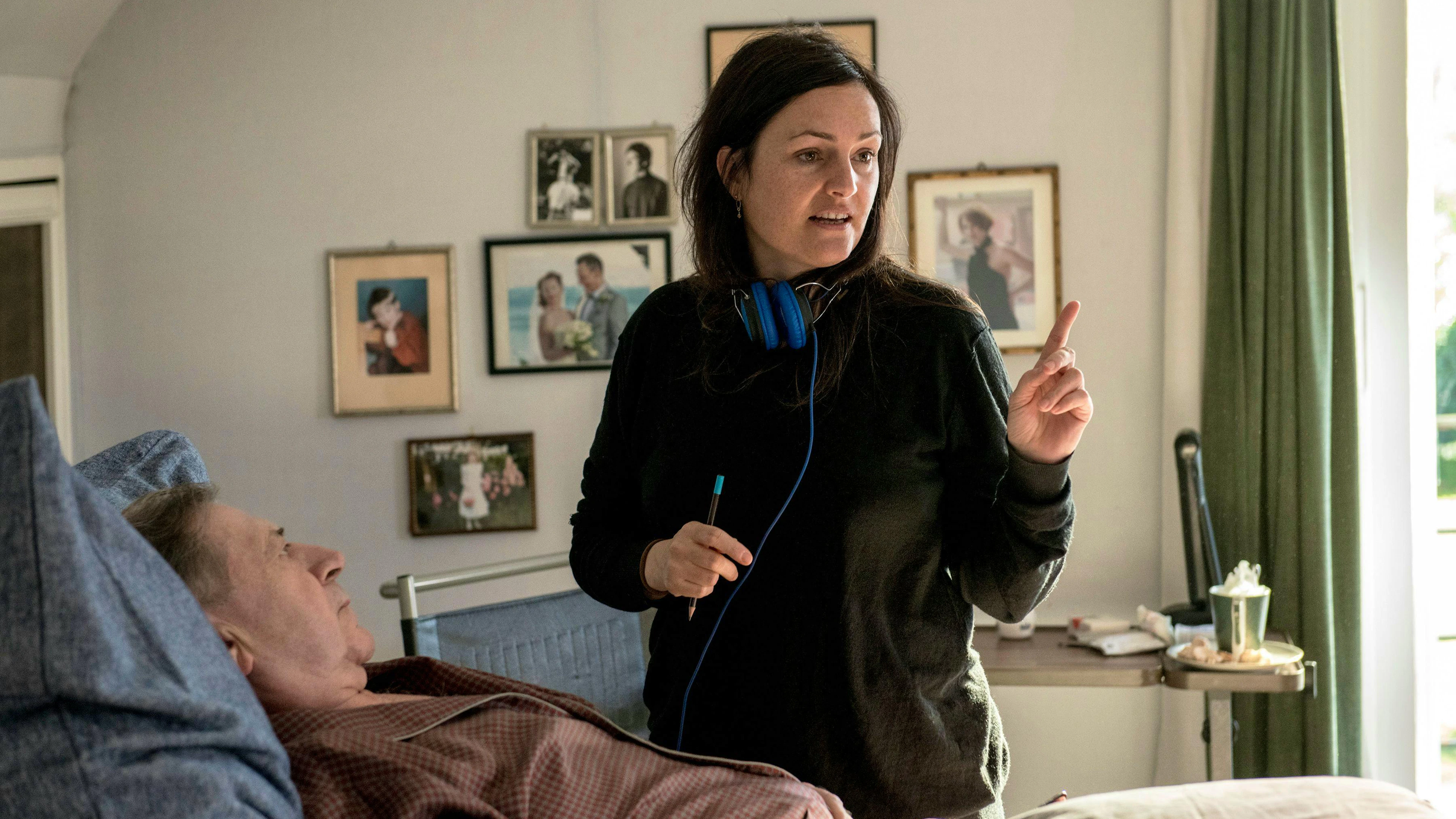 «Pathologisch betrachtet ist die Familie aber nicht total zerrüttet»: Bettina Oberli mit André Jung auf dem Filmset von «Wanda, mein Wunder».