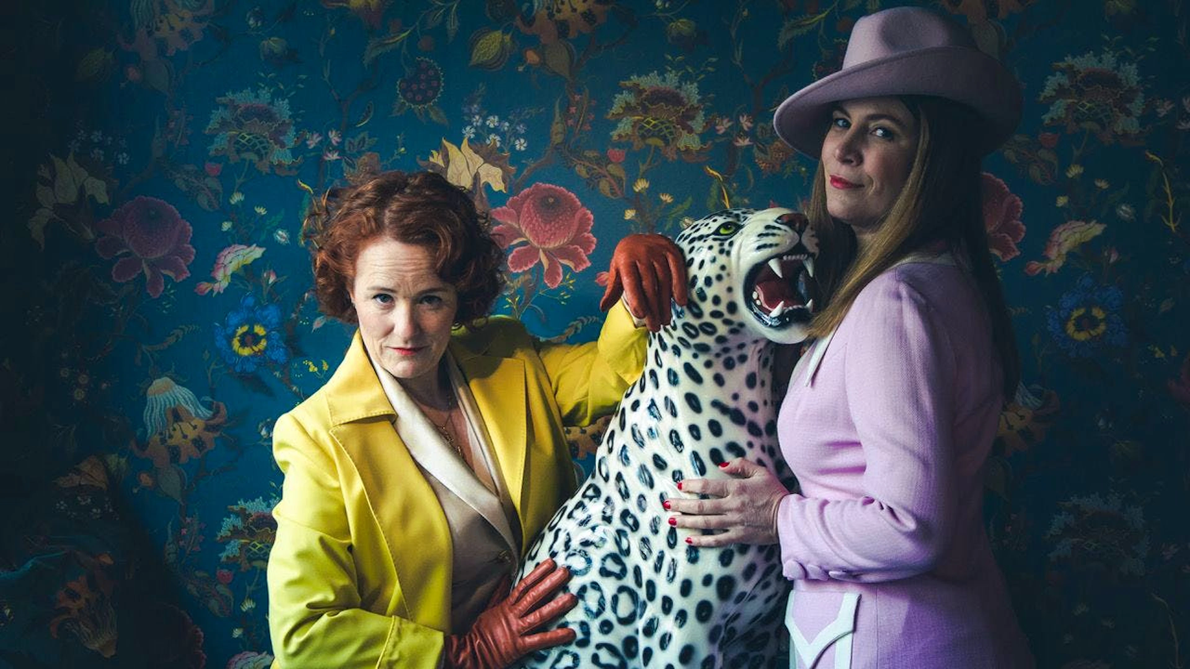 «Ich warte immer noch sehnlichst auf die erste Miss Bond»: Fabienne Hadorn (links, zusammen mit Barbara Terpoorten) mimt in «Der neue Prinzenspiegel» eine Agentin. Das Stück wird diesen Sommer in verschiedenen Schweizer Theatern aufgeführt.