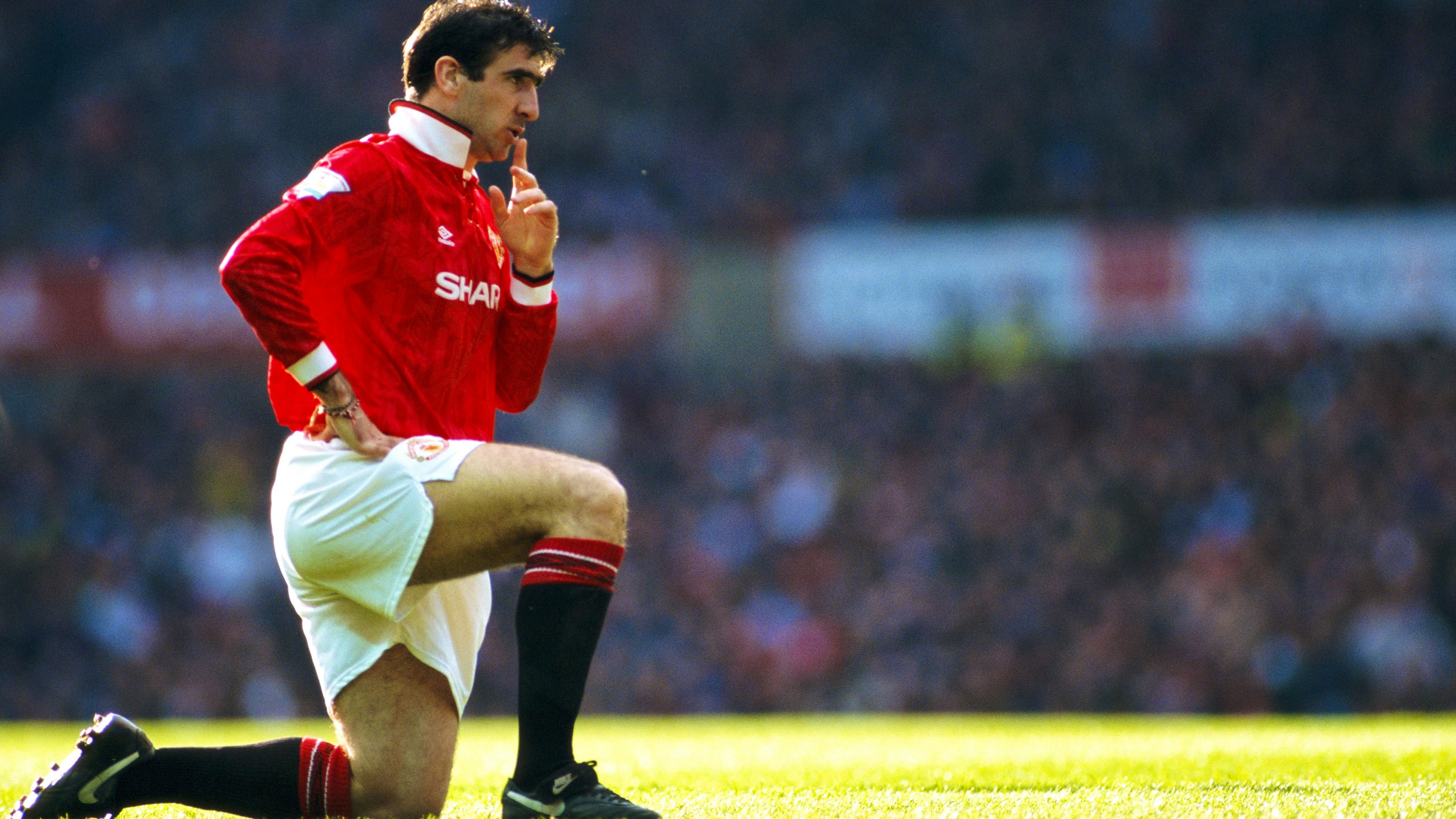 Am 23. April 1993 posiert Cantona nach einem Doppelpack beim Sieg gegen den Stadtrivalen Manchester City.