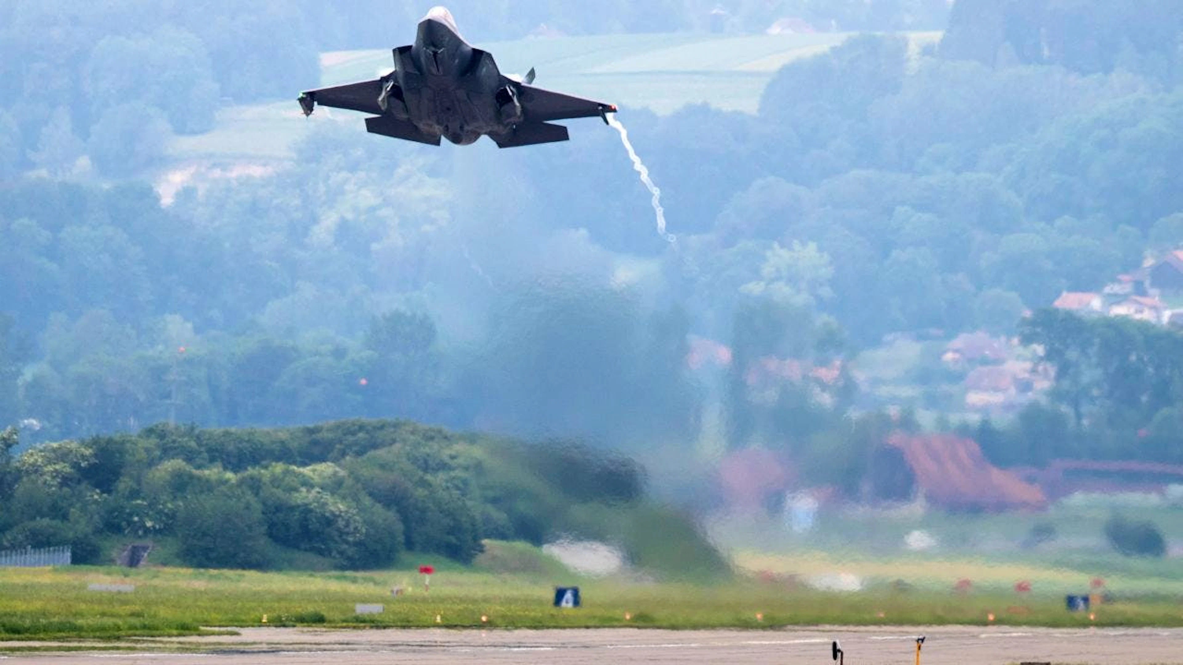 Künftig sollen 36 Kampfjets des Typs F-35 den Schweizer Luftraum schützen. (Archivbild)