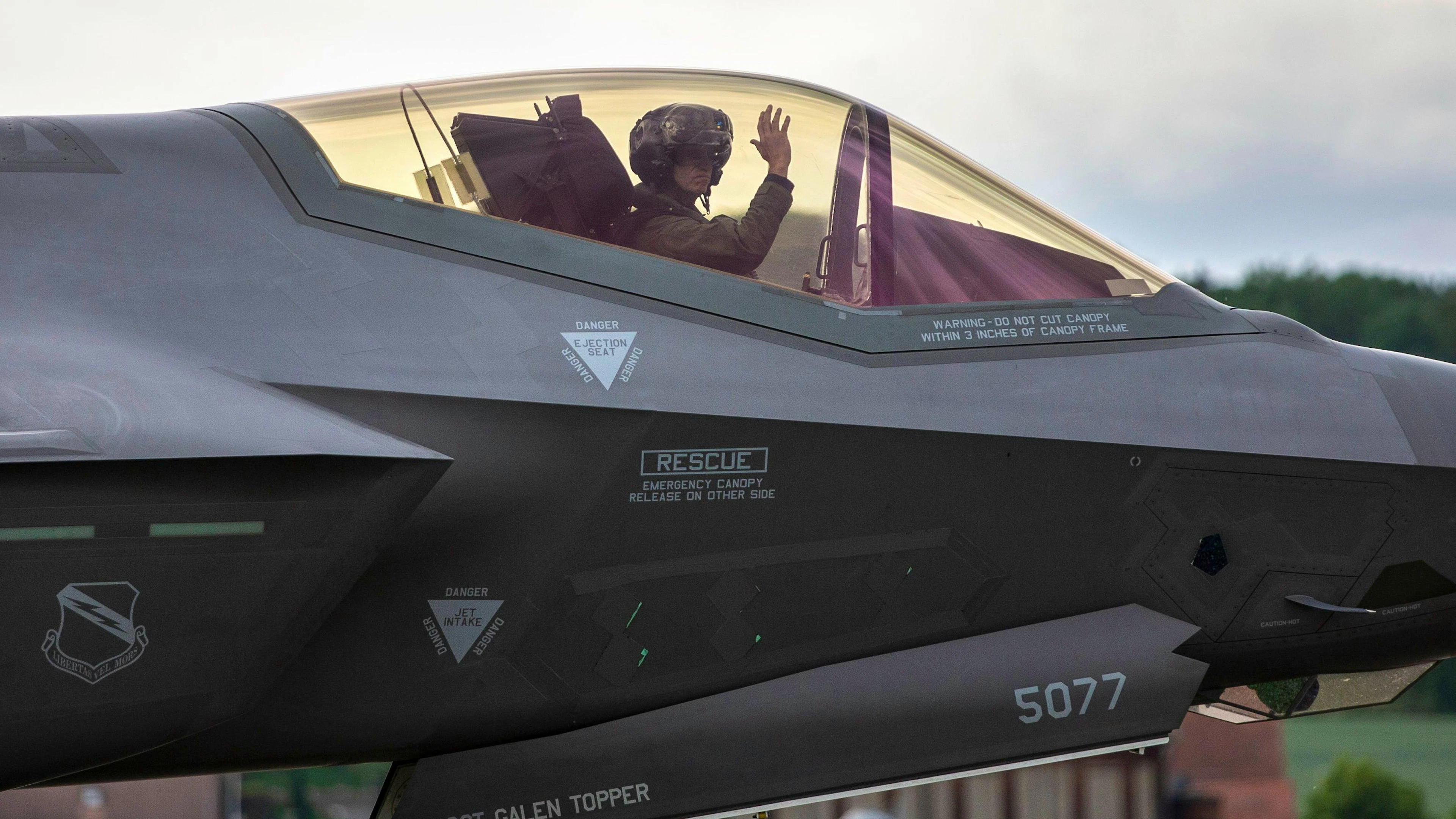 Ein Pilot eines F-35 winkt dem Publikum während der Evaluation in Payerne im Juni 2019.