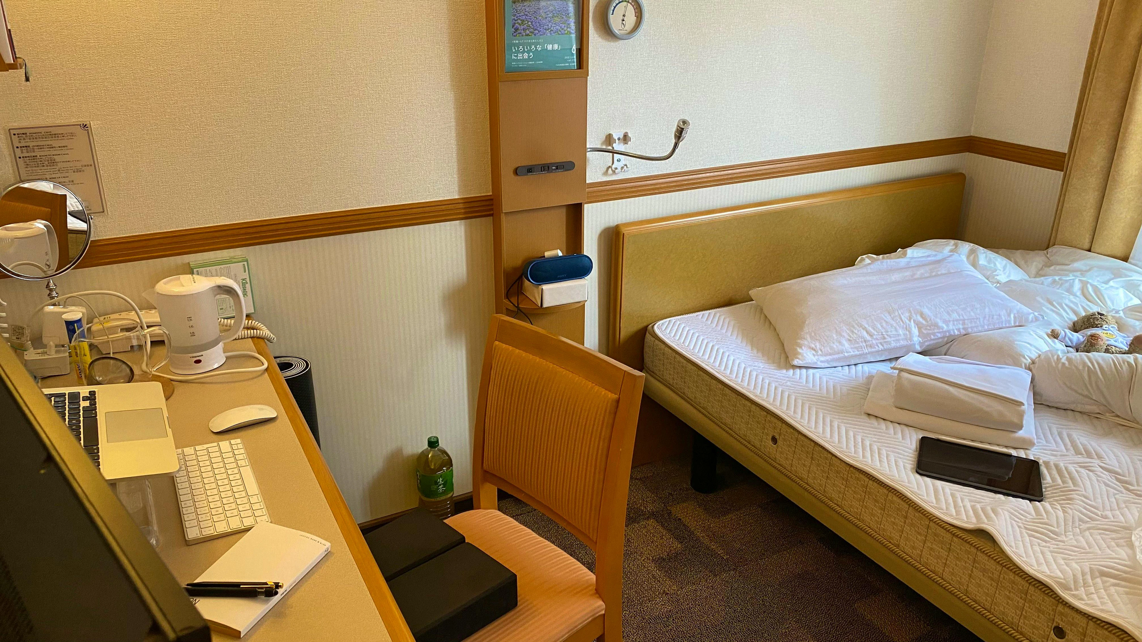 «Dass japanische Hotelzimmer sehr klein sein können, wusste ich. Dass man uns ausländischen Gäste für unsere 15-tägige Zwangsquarantäne aber ausgerechnet in die allerkleinsten stecken würde, hätte ich nicht erwartet»: Patrick Rohr.