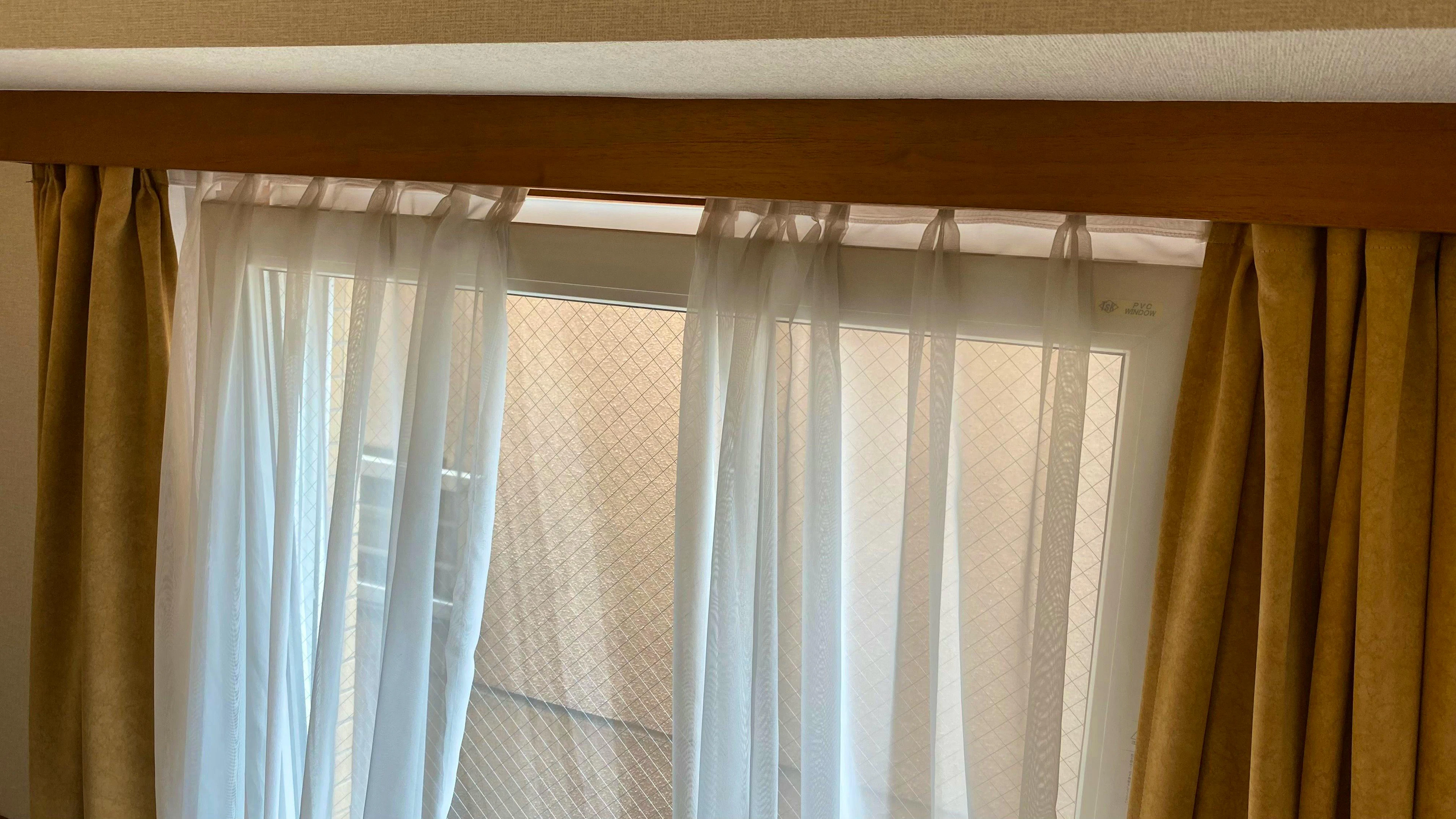 «Sonnenlicht gibt es in meinem Hotelzimmer keines, durch das verdrahtete Fenster, das sich einen Spaltbreit aufklappen lässt, sehe ich die nächste Hausmauer, die etwa 50 Zentimeter entfernt ist»: Patrick Rohr.