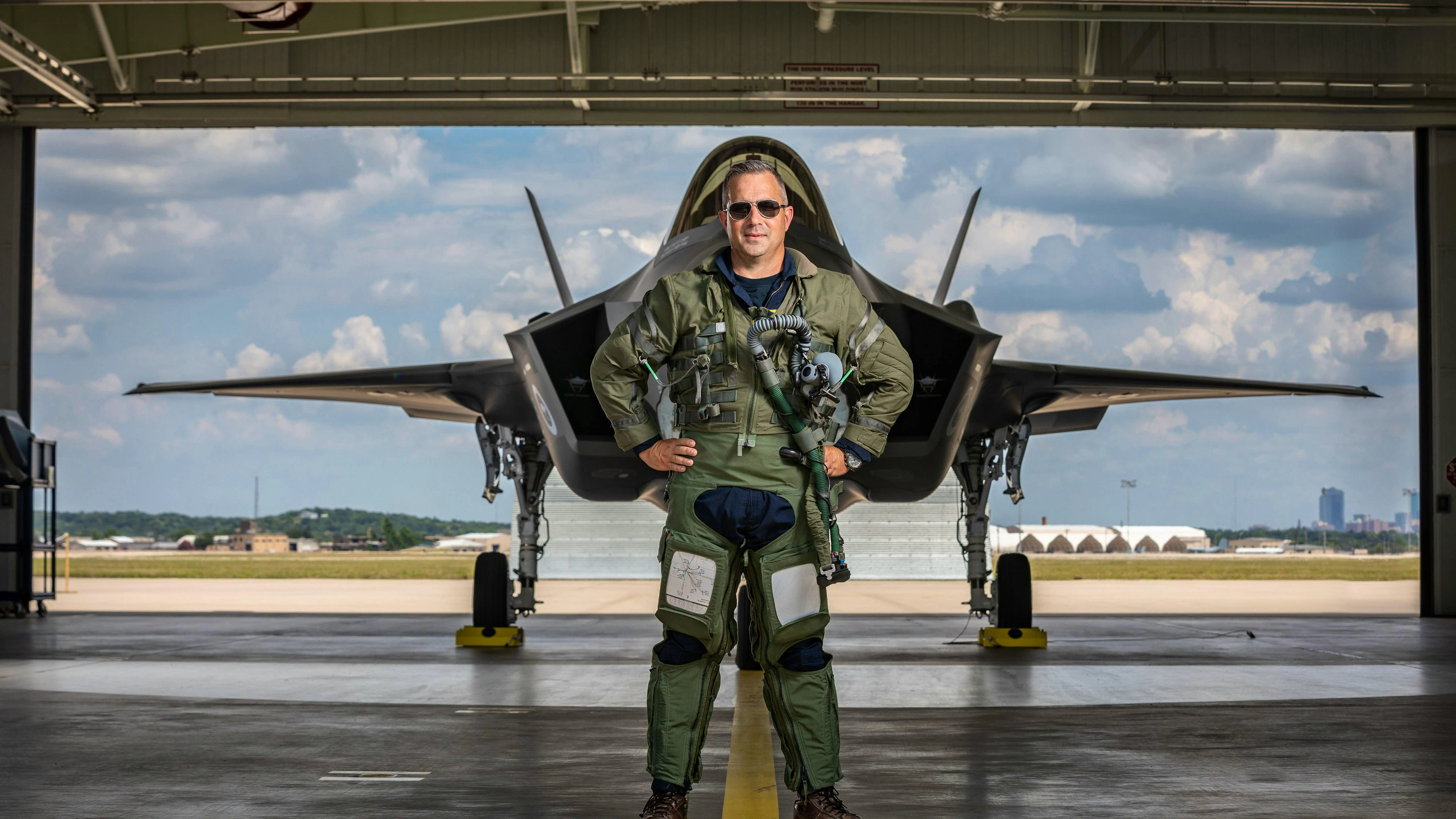 Kampfjet-Pilot durch und durch: Tony «Brick» Wilson
vor einer F-35 im Hangar in Fort Worth in Texas.