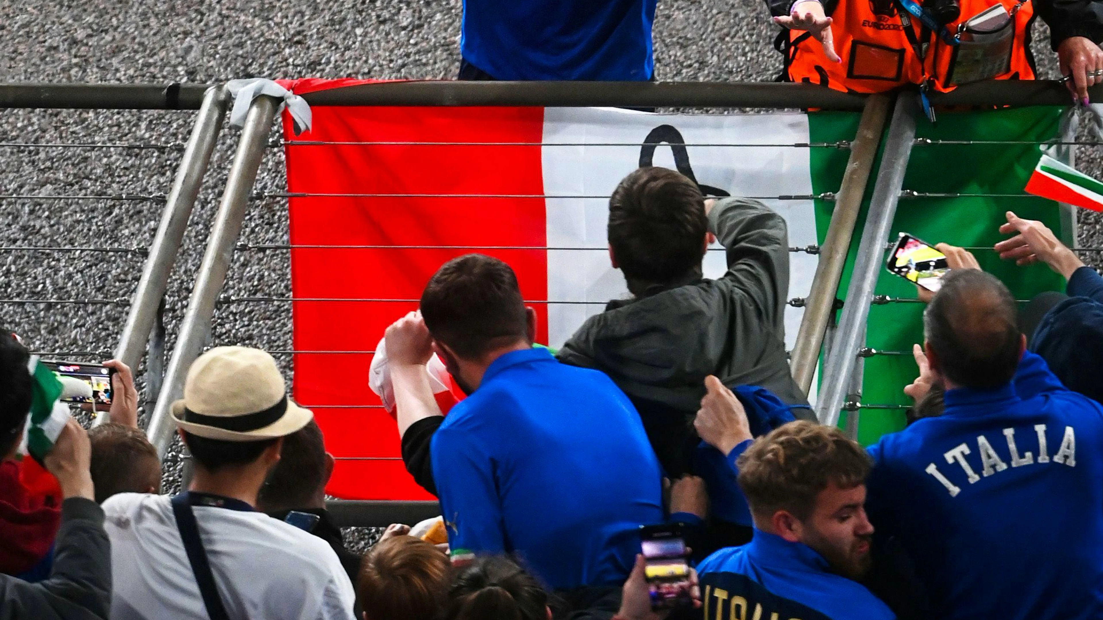 Leonardo Bonucci jubelt mit den Fans – die Ordnerin (rechts) hat daran keine grosse Freude.