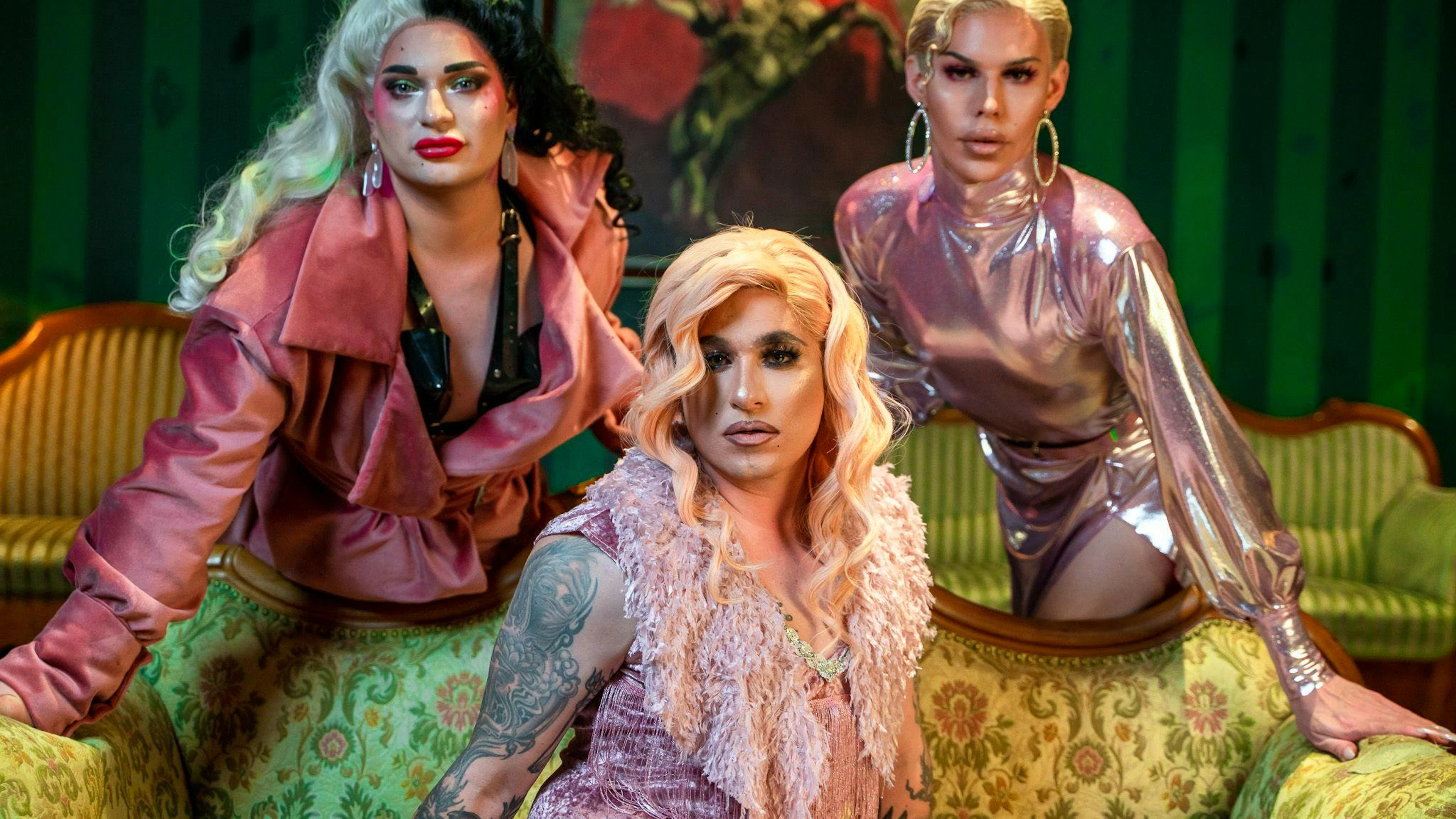 «Baschi hat sich als Dragqueen super gemacht – und das obwohl er nicht das Kostüm getragen hat, welches ich extra für ihn ausgesucht habe»: Milky Diamond (rechts) und Agyness Champagne zusammen mit Sänger Baschi (Mitte) auf dem Cover seiner Single «Life Your Life».