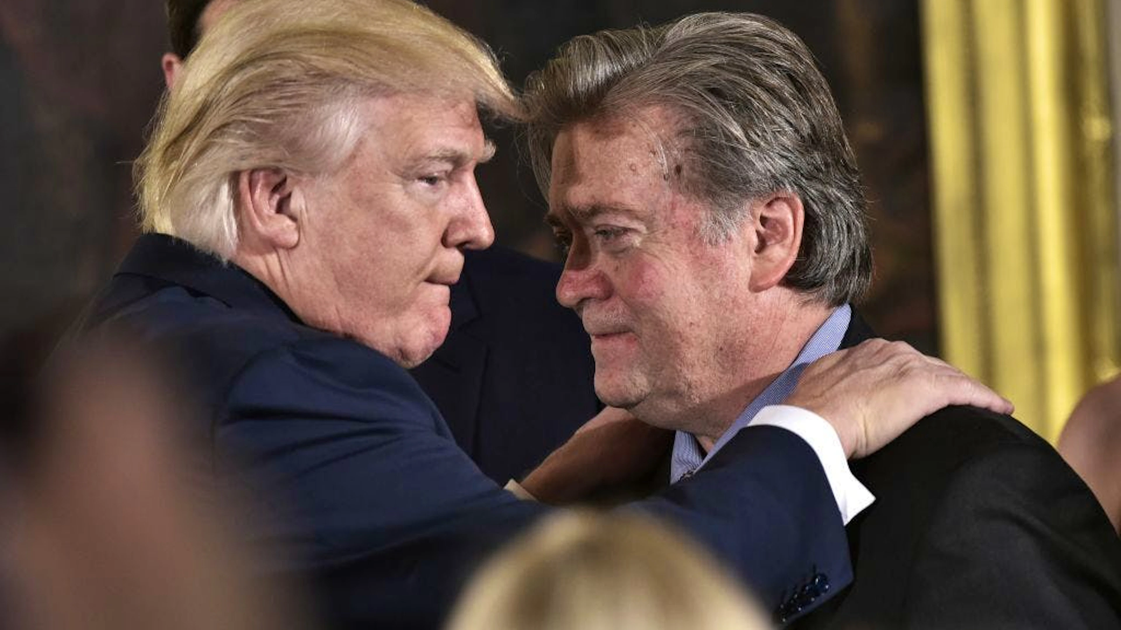 Steve Bannon (r.) hat Donald Trump ewige Treue geschworen.