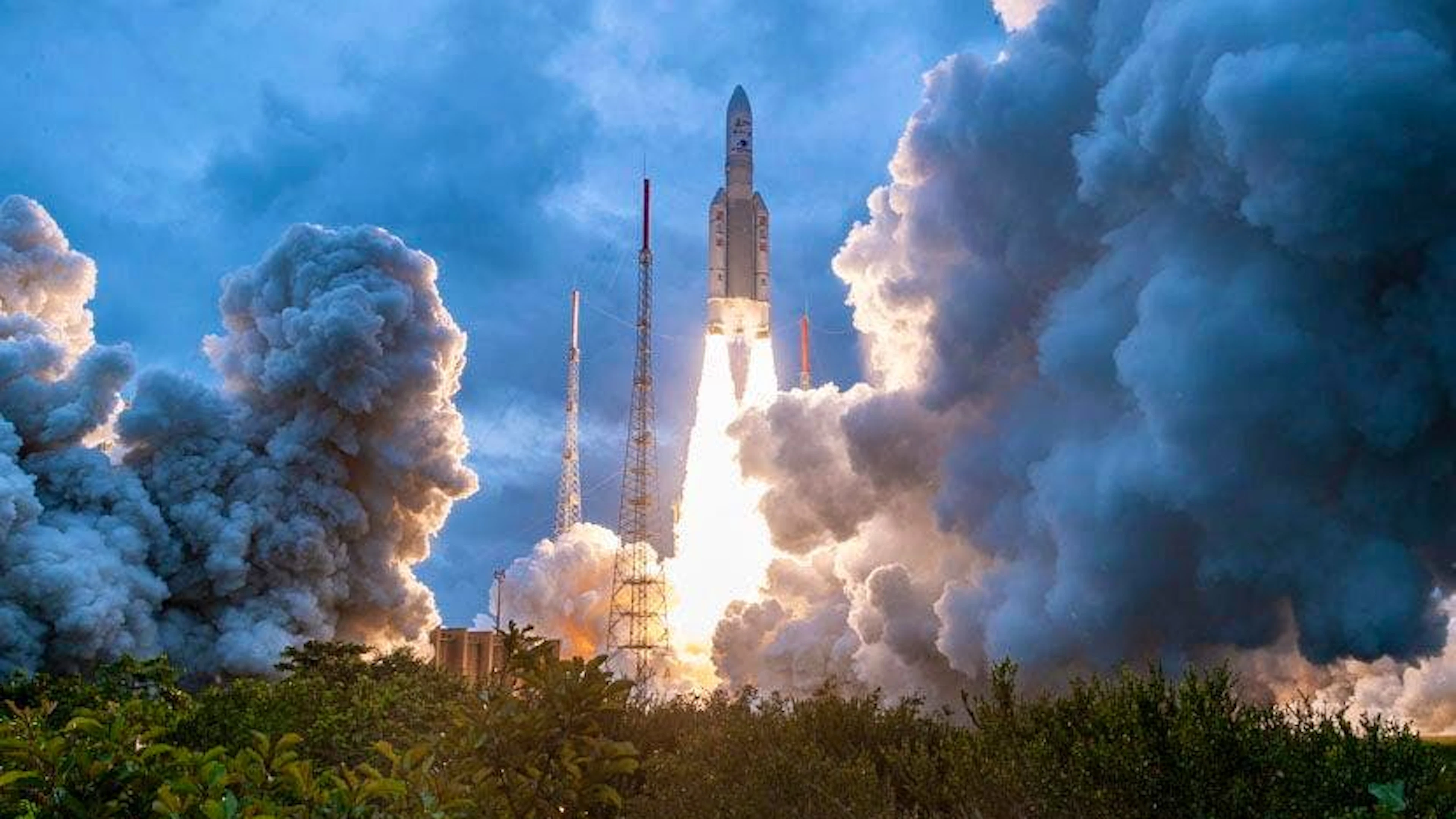 Auf zu neuen Horizonten: Eine Ariane-Rakete befördert das James-Webb-Teleskop ins All. Das neue Fernrohr entstand auch dank namhafter Beteiligung von Berner Forschenden.