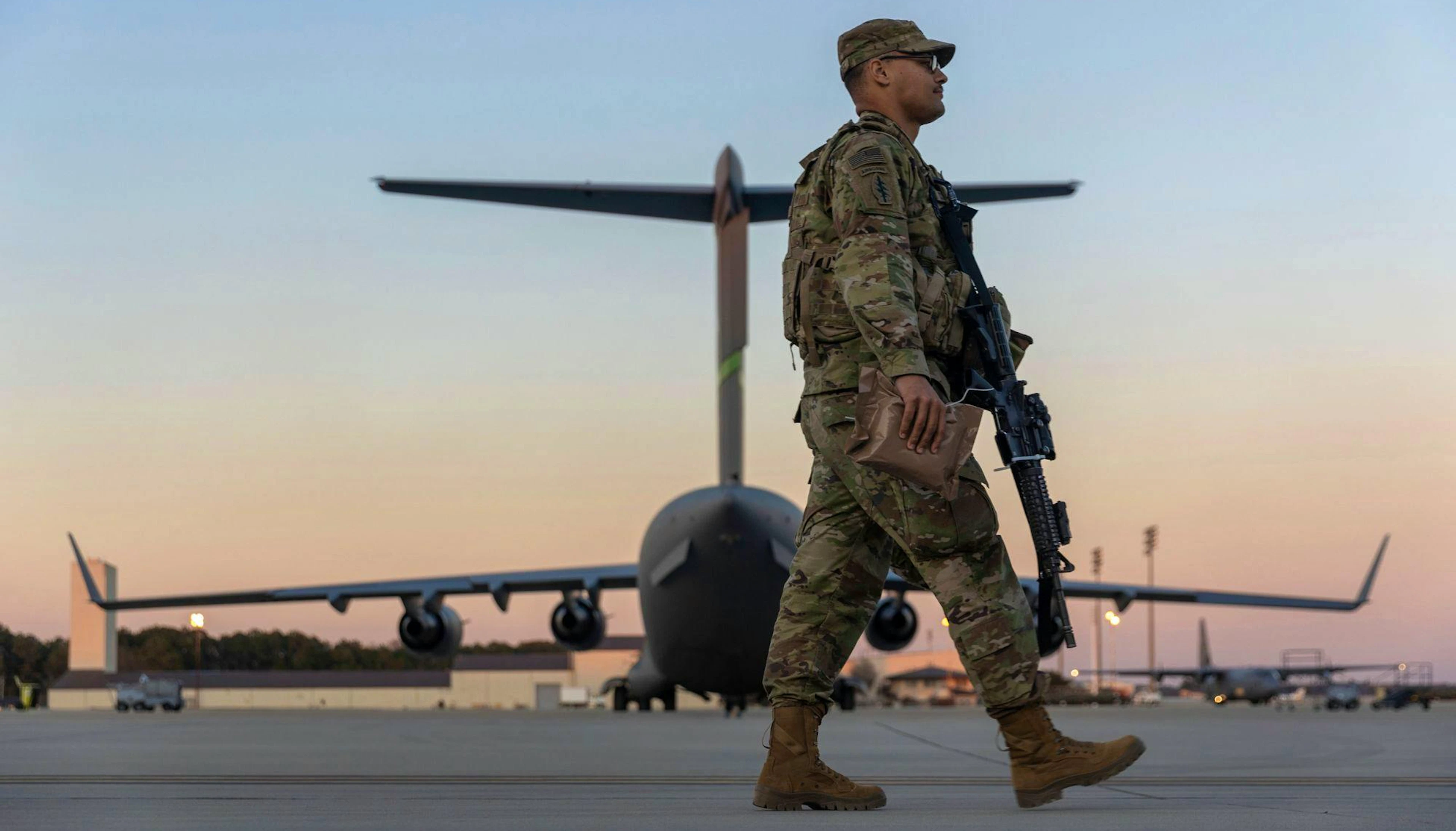 Soldaten der <em>82nd Airborne Division</em> am 14. Februar vor ihrer Verlegung nach Europa im Fort Bragg in North Carolina.