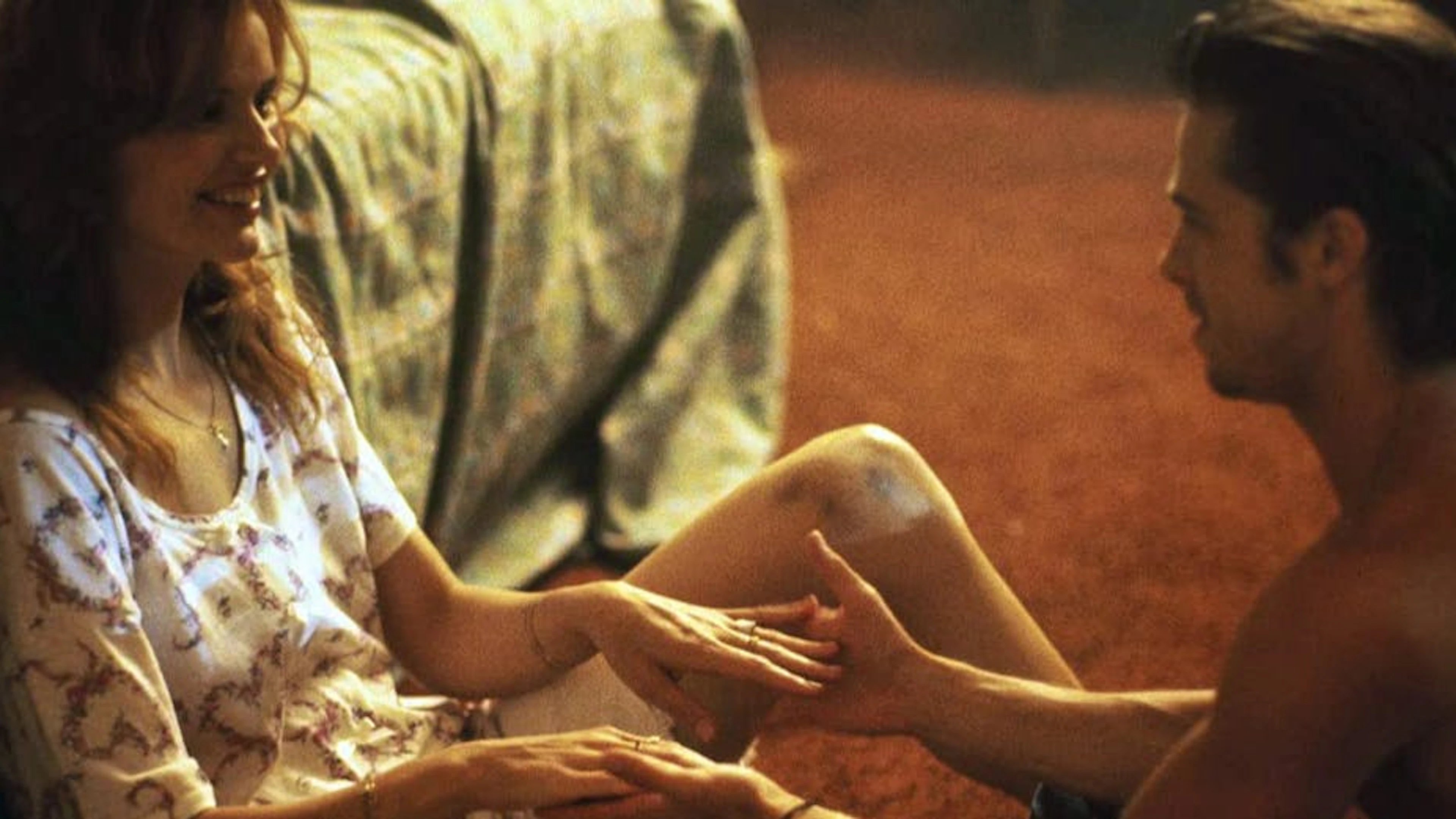 «Thelma and Louise», 1991: Als der Film von Ridley Scott in&nbsp; die Kinos kommt, beginnt etwas Neues im Roadmovie-Genre, das bis dahin Frauen die klassischen Nebenrollen zuwies. Die Sexszene zwischen Brad Pitt und Geena Davies ist zudem so heiss, dass sie für die Kino-Version zensiert wurde.