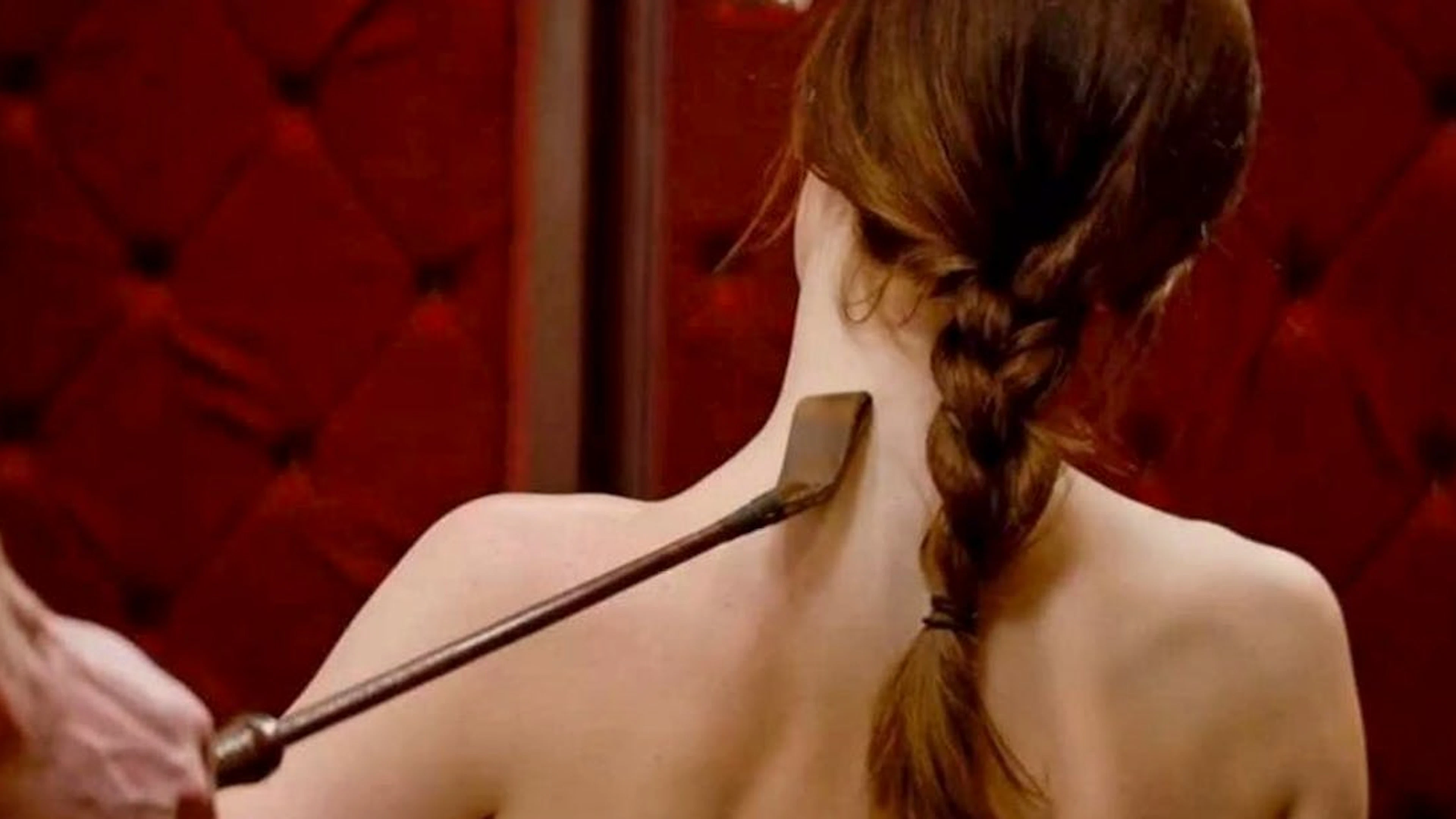 «Fifty Shades of Grey», 2015 und 2017: Die zwei Filme begeisterten Millionen von Zuschauern*innen. Leidenschaftlich besprochen wurde die Szenen, wenn das Paar in sein Spielzimmer geht und sich an BDSM-Praktiken versucht. Die Liebeskugeln und die anderen Sexspielzeuge, die im Film zu sehen sind, wurden danach in <a href="https://www.bluewin.ch/de/leben/lifestyle/mit-der-affaere-ist-der-mann-viel-grosszuegiger-223343.html">Schweizern Sexshops</a> zu Verkaufsrennern.