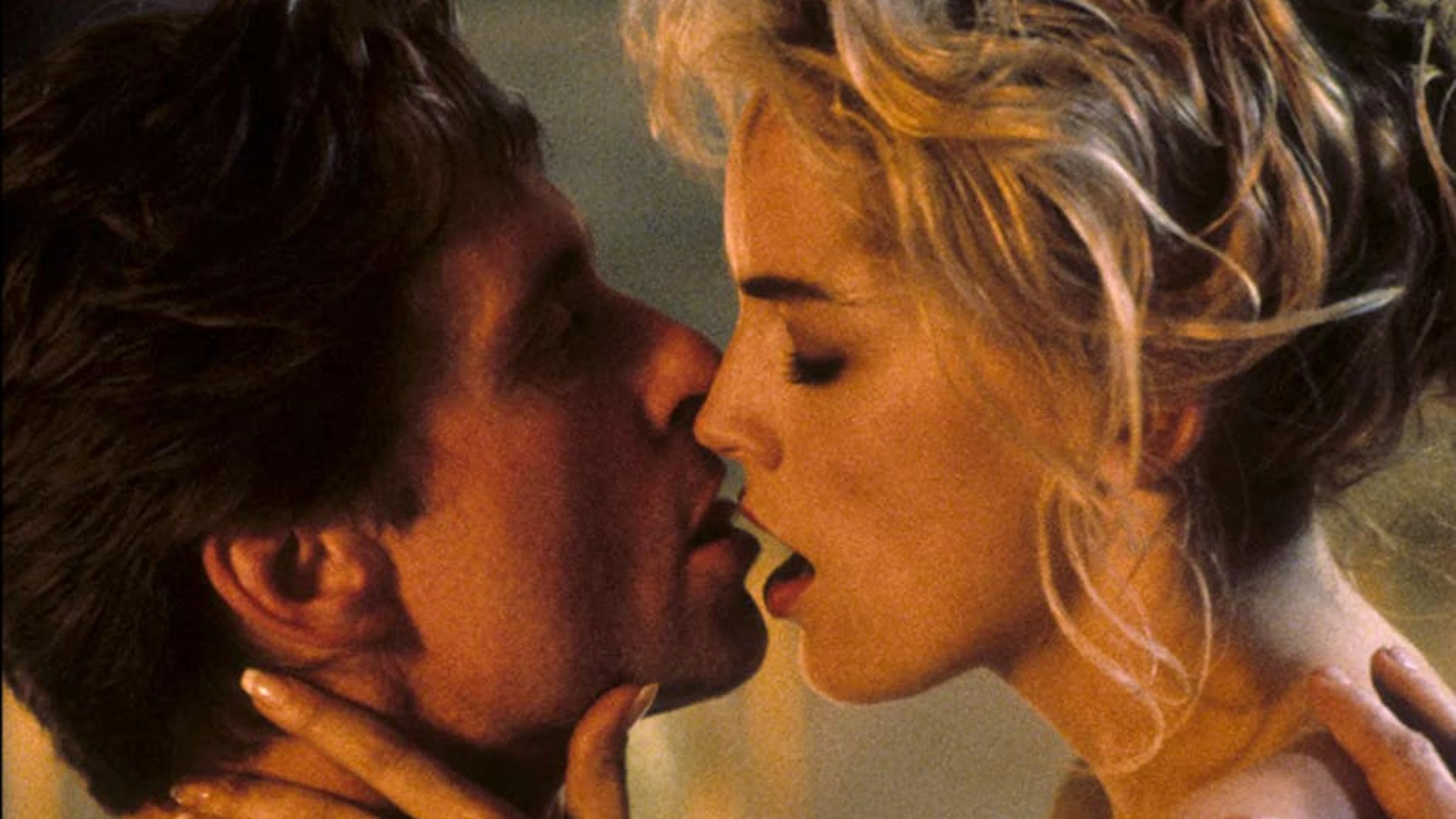 «Basic Instinct», 1992: Die Sexszenen in diesem Thriller sorgen für Furore. Für Diskussionen sorgt zudem die&nbsp;Verhörszene mit den überschlagenen Beinen. Sharon Stone erklärte später, Regisseur Paul Verhoeven habe sie gebeten, ihren Slip auszuziehen, weil der weisse Stoff das Licht reflektiere, man also gar nichts sehen könne.&nbsp;Im fertigen Film war es jedoch so, dass man einiges sehen konnte&nbsp; – und das war wohl auch Verhoevens Absicht.