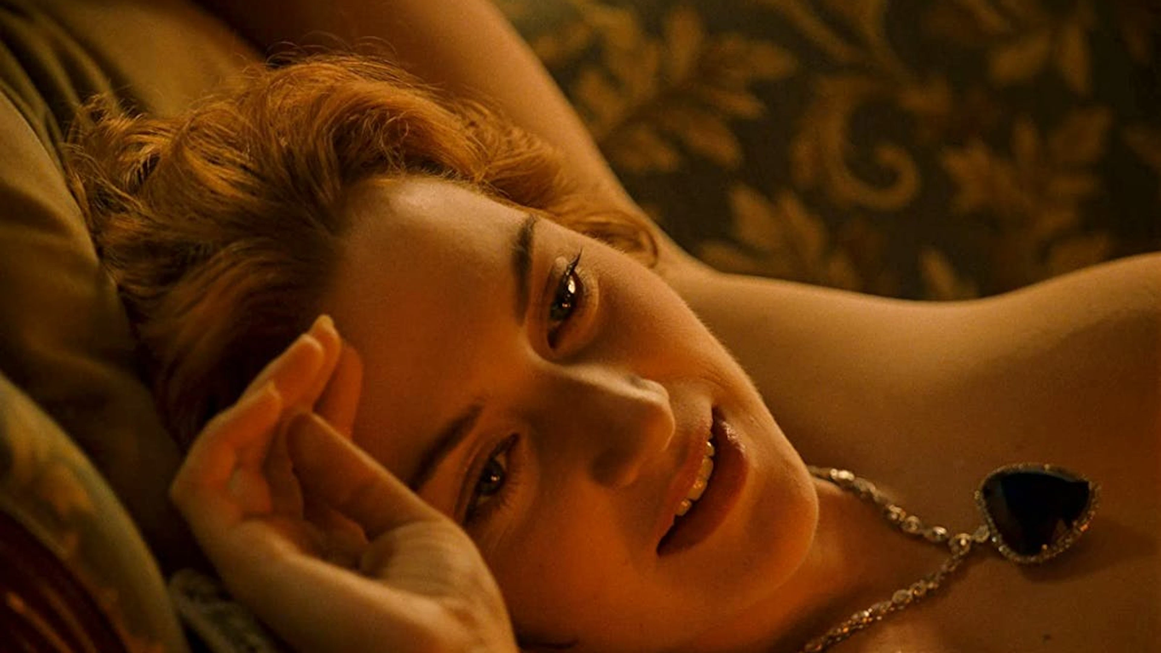 «Titanic», 1997:&nbsp;Rose (Kate Winslet) und Jack (Leonardo DiCaprio) gelangen auf ihrer Flucht durch das Schiff in einen Frachtraum, wo sie sich in einem Auto ihrer Leidenschaft hingeben. Unvergesslich bleibt diese Szene auch deshalb, weil irgendwann Roses Hand an die beschlagene Autoscheibe klatscht.
