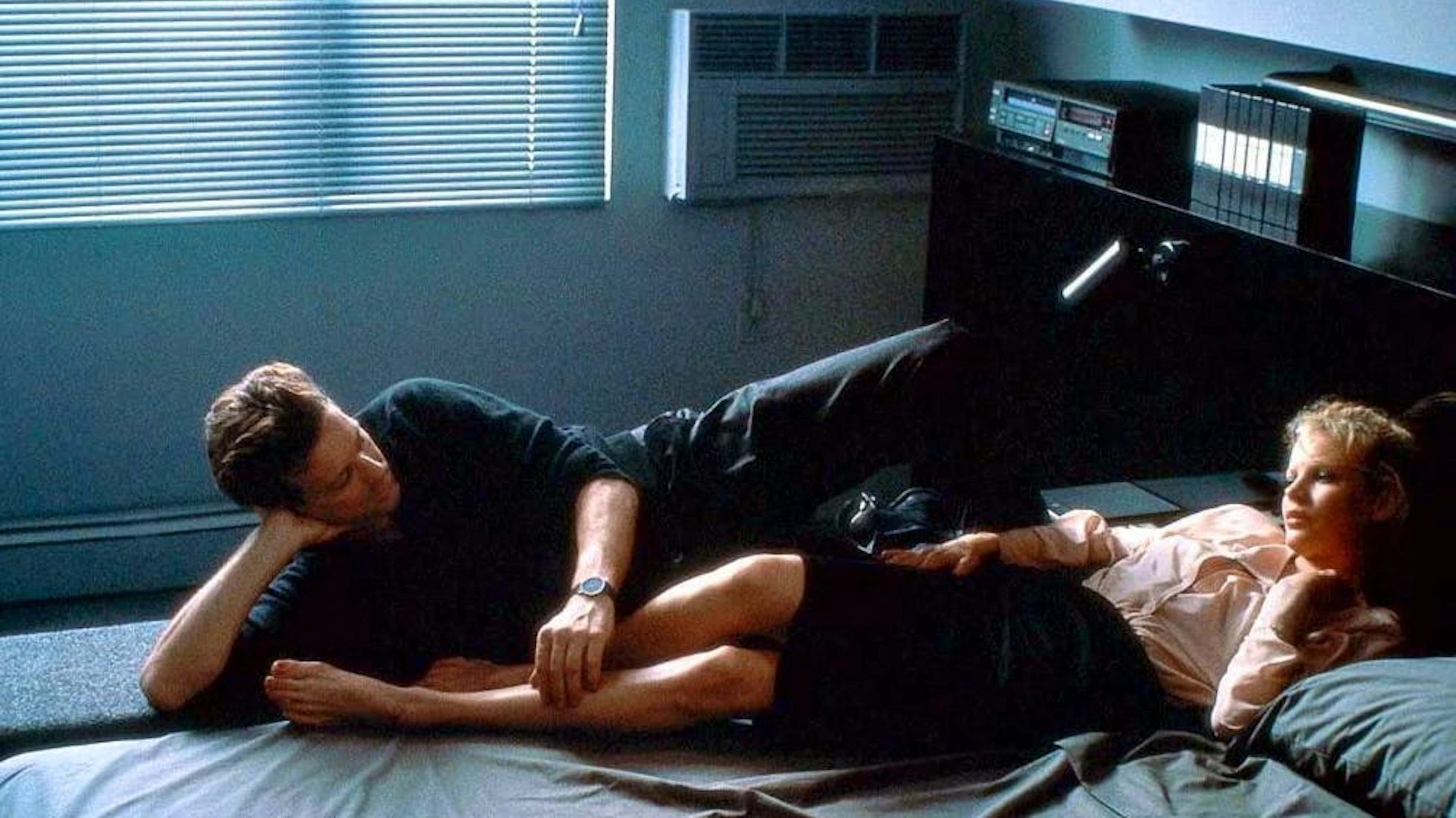 «9 1/2 Wochen», 1986:&nbsp;Kunsthändlerin Elizabeth (Kim Basinger) hat mehrere unglücklichen Beziehungen hinter sich und keine Lust mehr auf eine feste Bindung. Bis ihre Bekanntschaft mit dem Banker John (Mickey Rourke) dies ändert. Für das Liebesspiel zweckentfremdet das Paar unter anderem Eiswürfel, Erdbeeren und Schlagrahm.