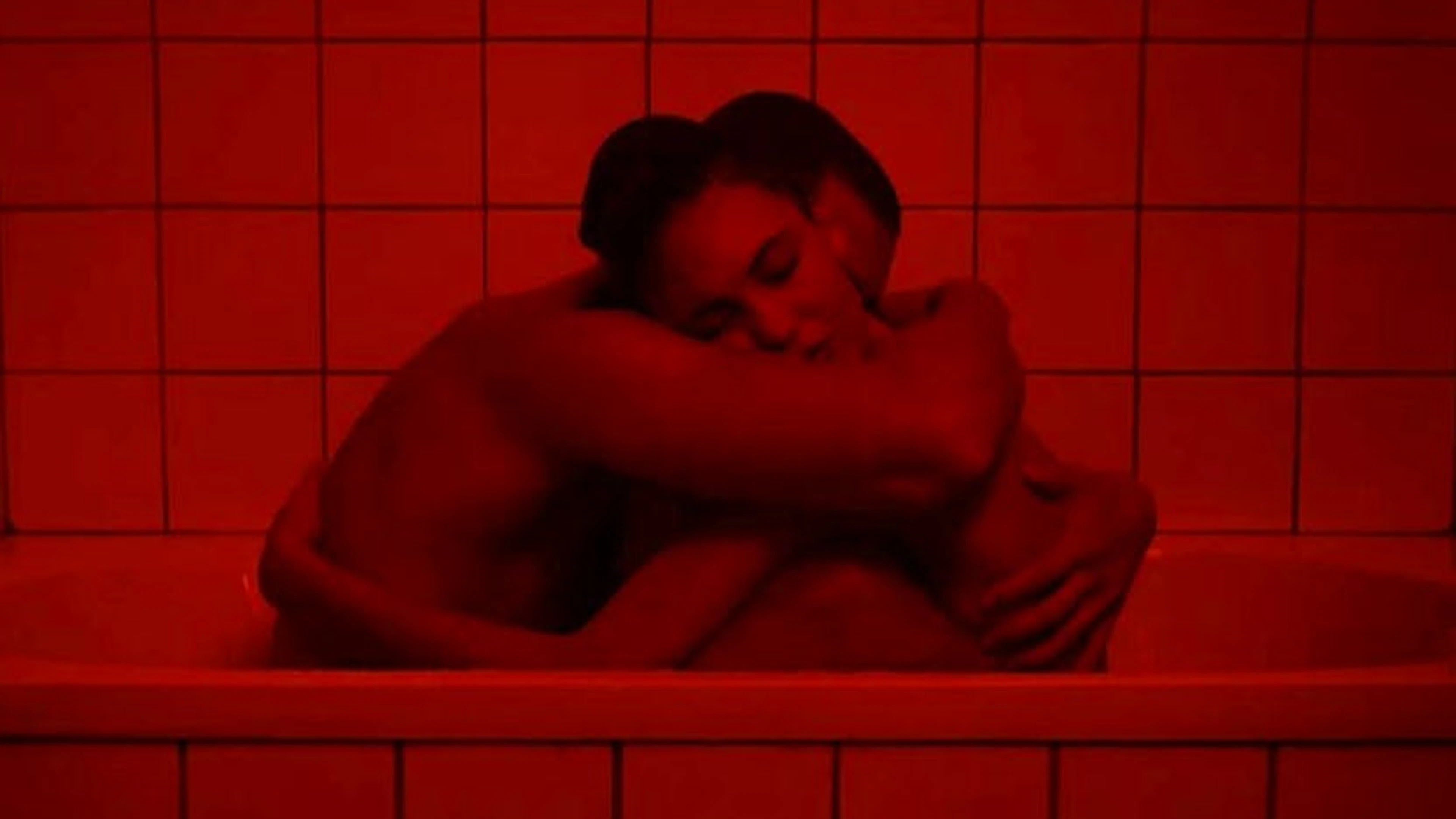 «Love» (2015): Der französische Regisseur Kaspar Noe ist bekannt für leidenschaftliche Darstellung von Sex. Für seine Fans war es deshalb wenig verwunderlich, dass die erste Szene&nbsp;in «Love» eine Liebesszene ist. Die Debatte darüber war auch deshalb hitzig, weil die meisten Sexszenen echt sein sollen.