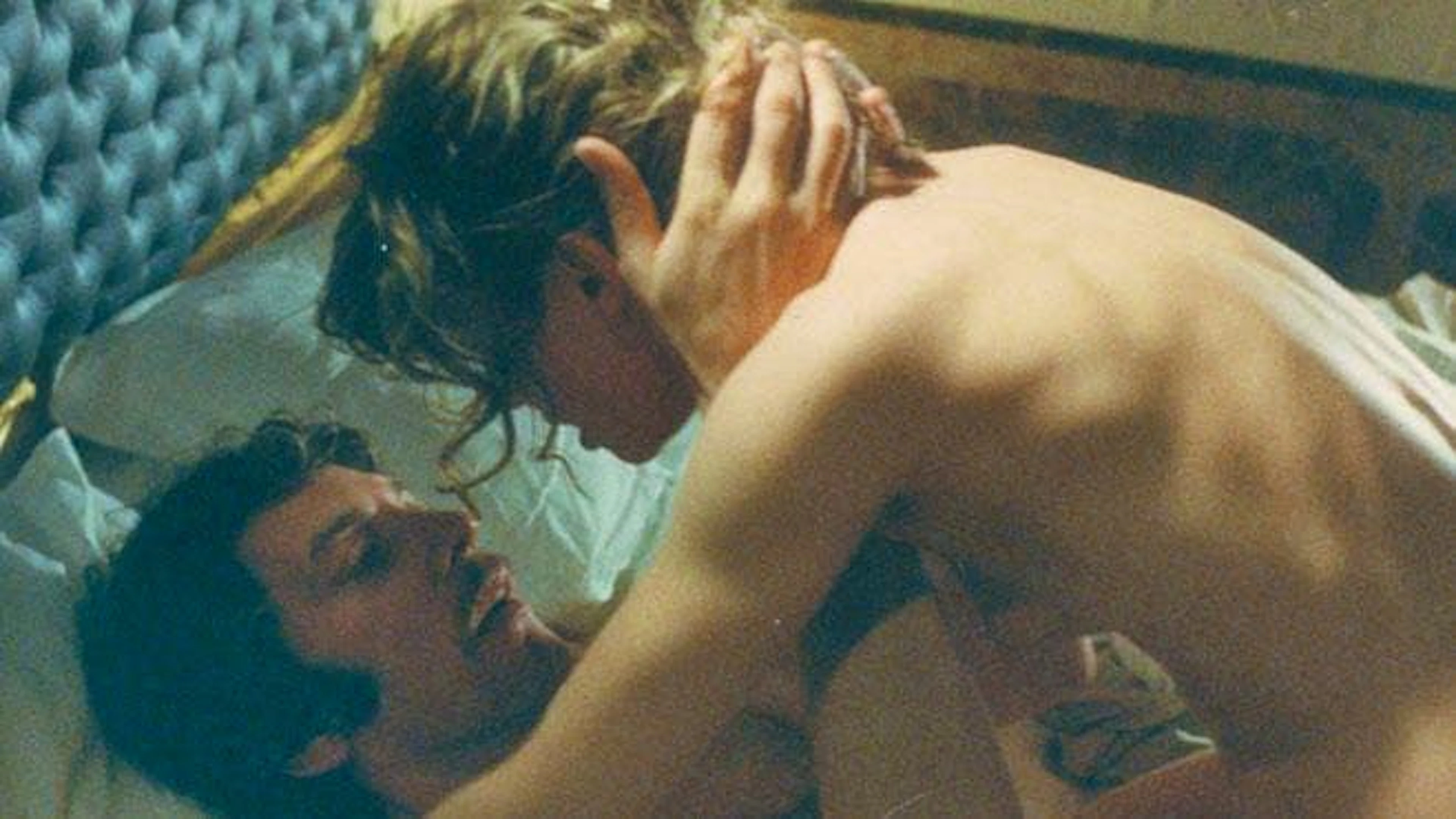 «Wenn die Gondeln Trauer tragen», 1973:&nbsp;Die leidenschaftliche Sexszene im Psychothriller wird bis heute inmer wieder heiss diskutiert.&nbsp;Publikum und Kritiker*innen waren sich sicher, dass sie real war. Die Schauspieler Donald Sutherland und Julie Christie dementieren dies jedoch bis heute.